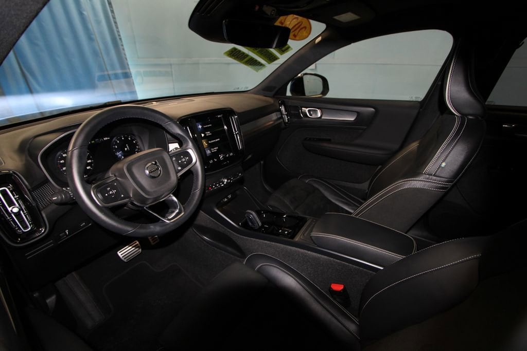 Used 2022 Volvo XC40 R-Design with VIN YV4162UM6N2662332 for sale in Evansville, IN