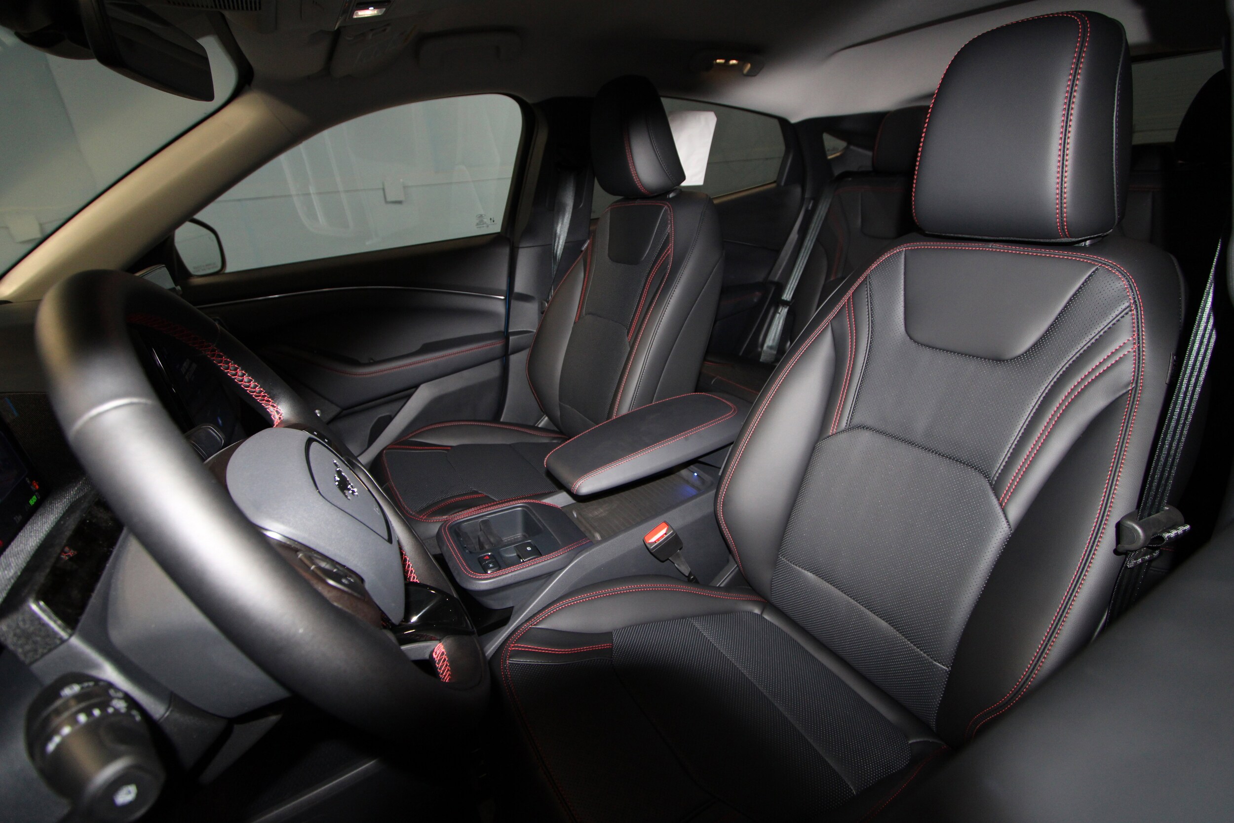 2025 Ford Mustang Mach-E Premium photo 4