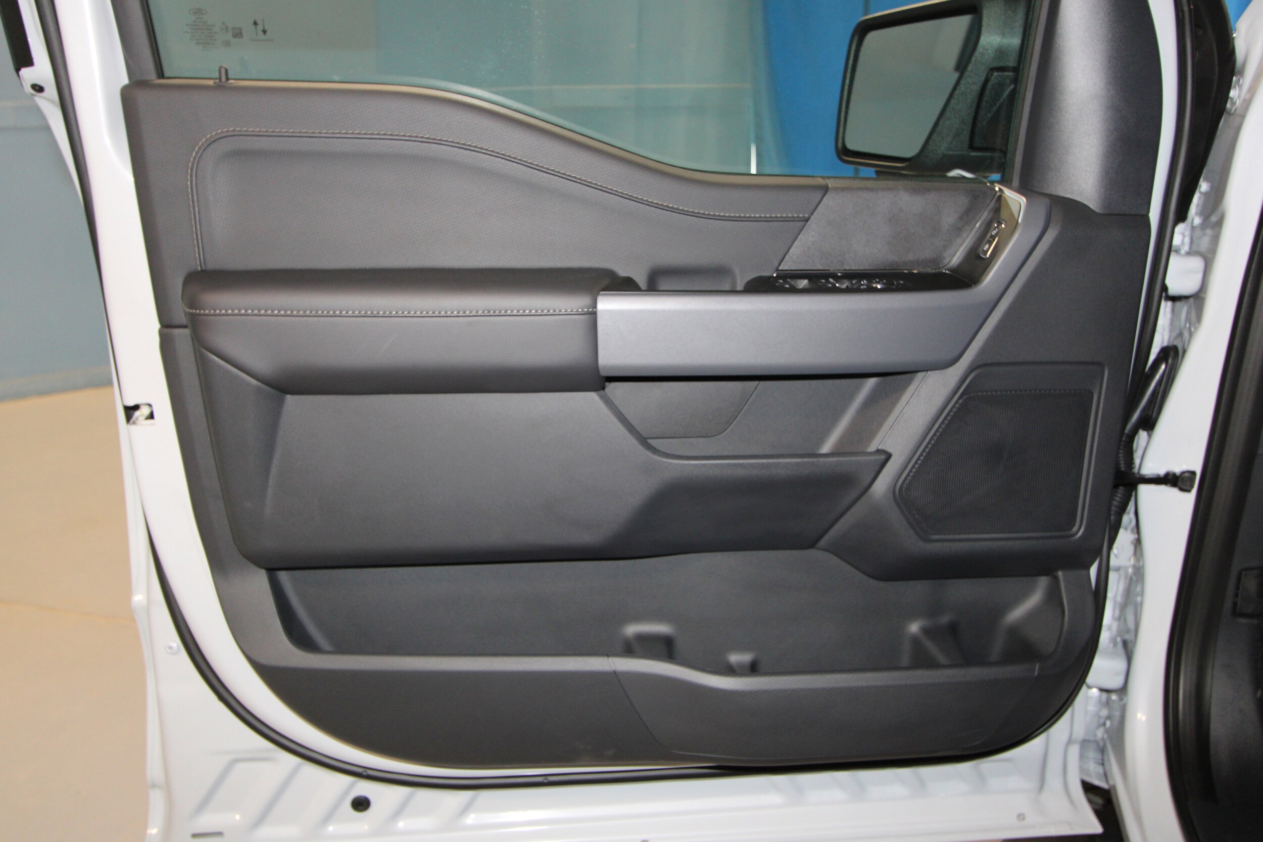 2025 Ford F-150 XLT photo 3