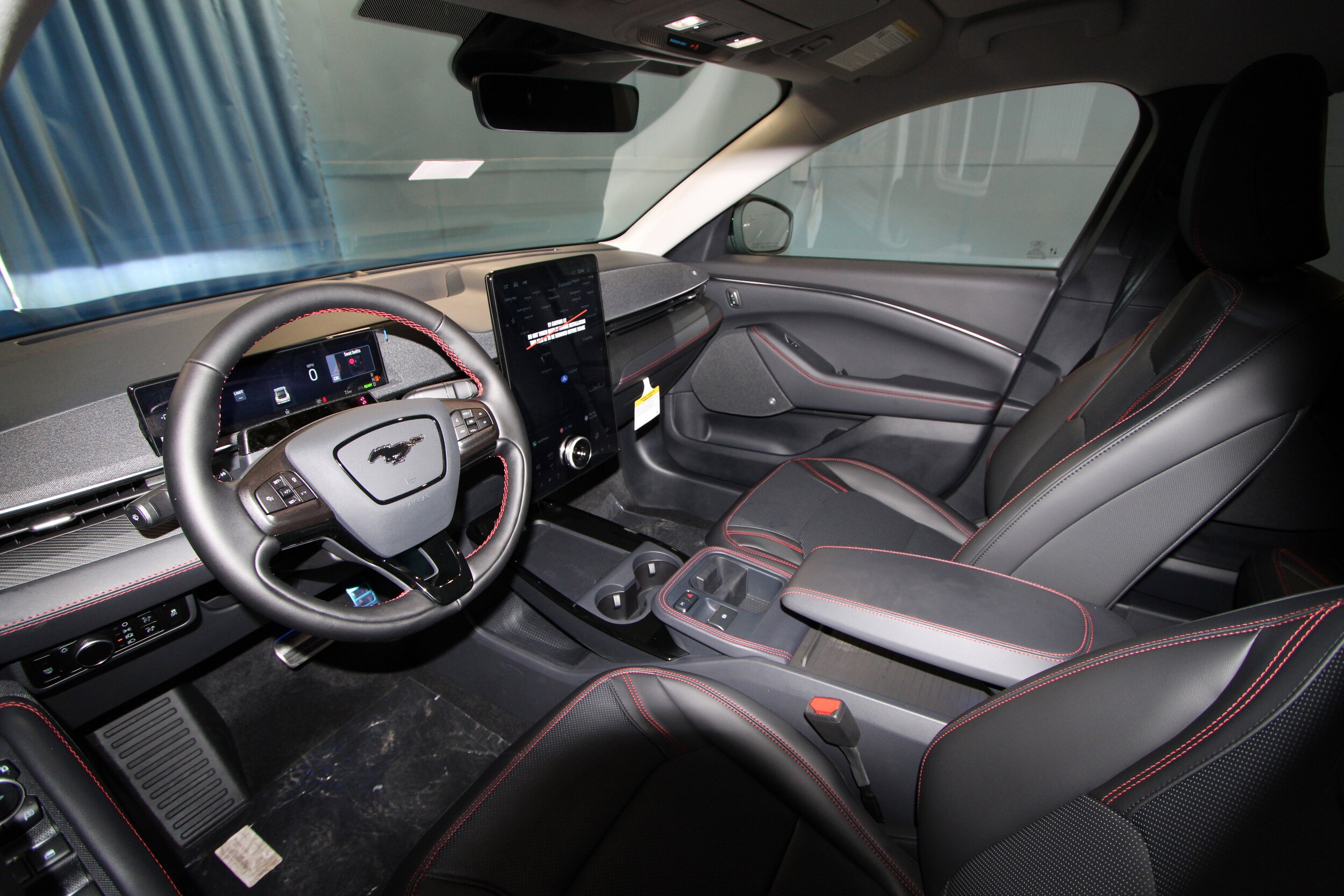 2025 Ford Mustang Mach-E Premium photo 3