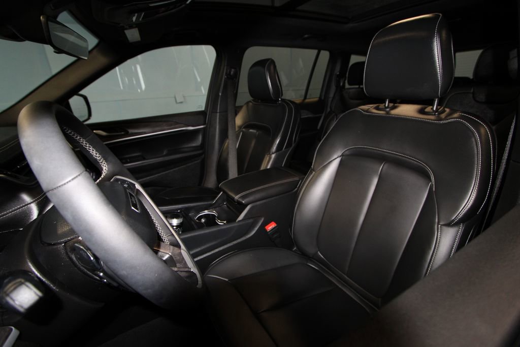 2025 Jeep Grand Cherokee Limited photo 3
