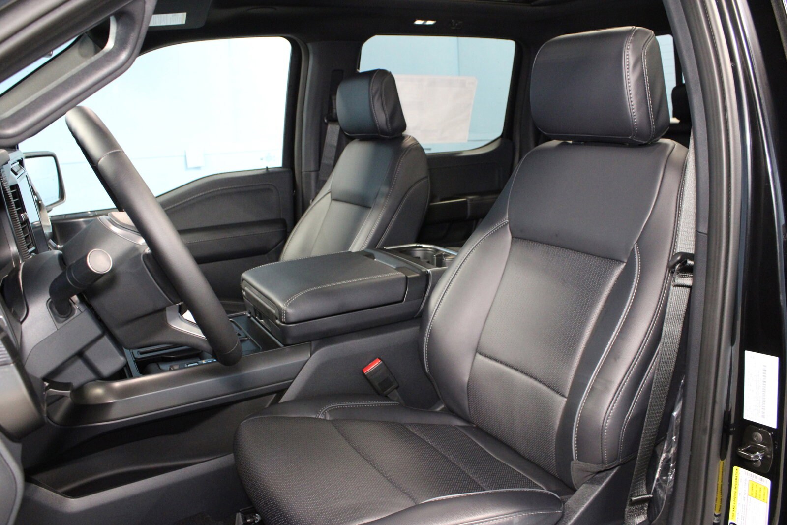 2025 Ford F-150 Lariat photo 3