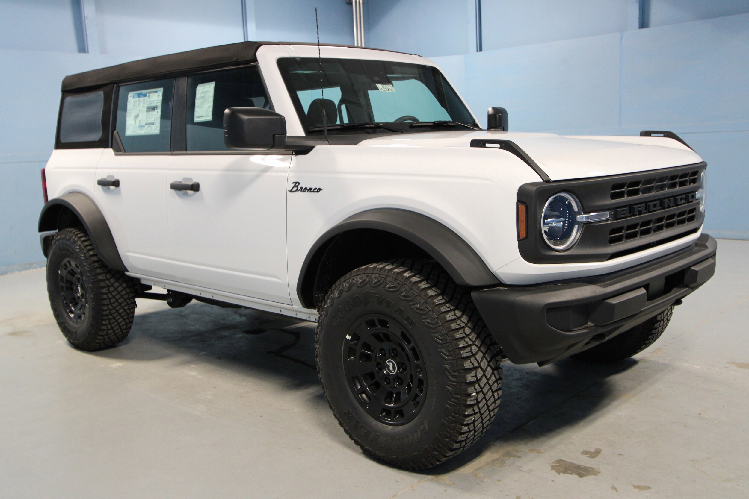 2025 Ford Bronco Base photo 2
