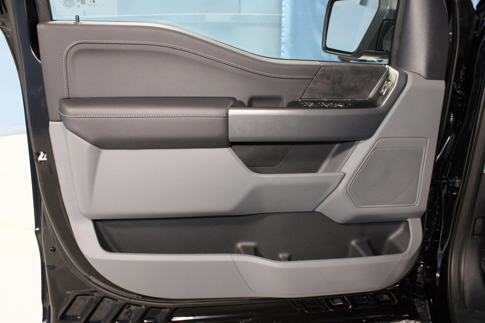 2025 Ford F-150 XLT photo 3