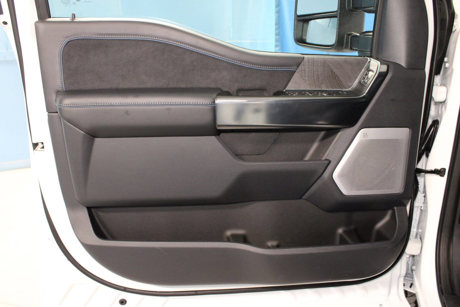 2025 Ford F-250 Platinum photo 4