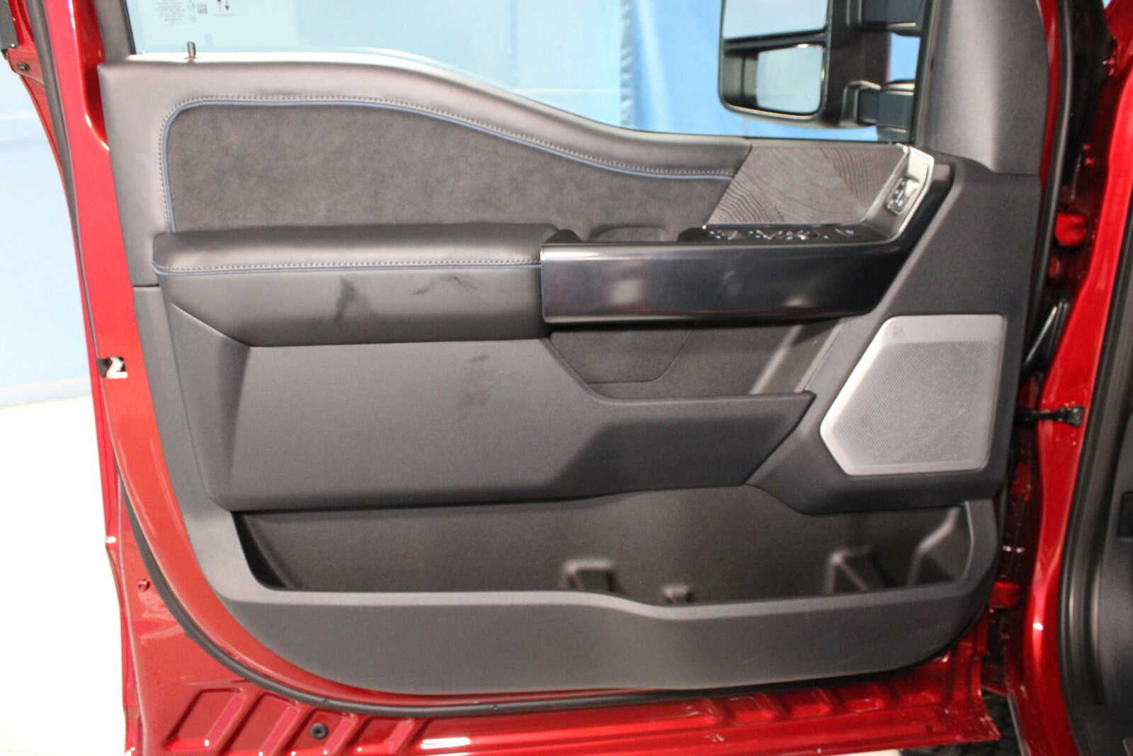 2025 Ford F-250 Platinum photo 4