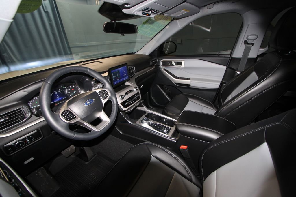 2023 Ford Explorer XLT Sport photo 2