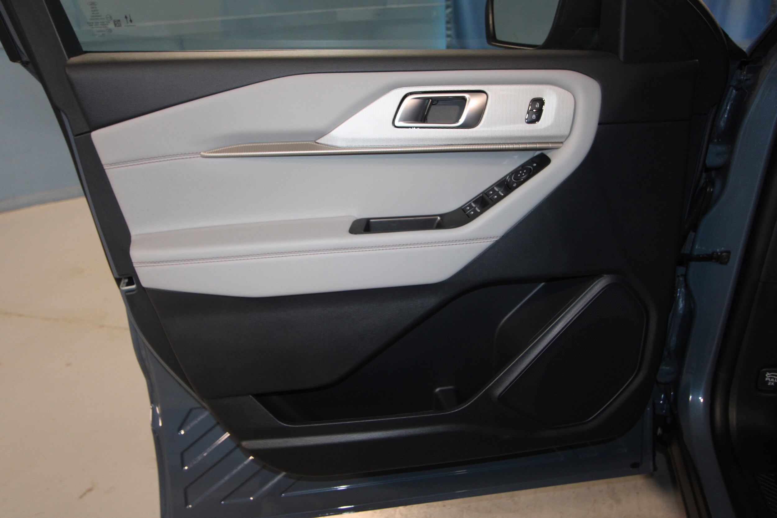 2025 Ford Explorer photo 4