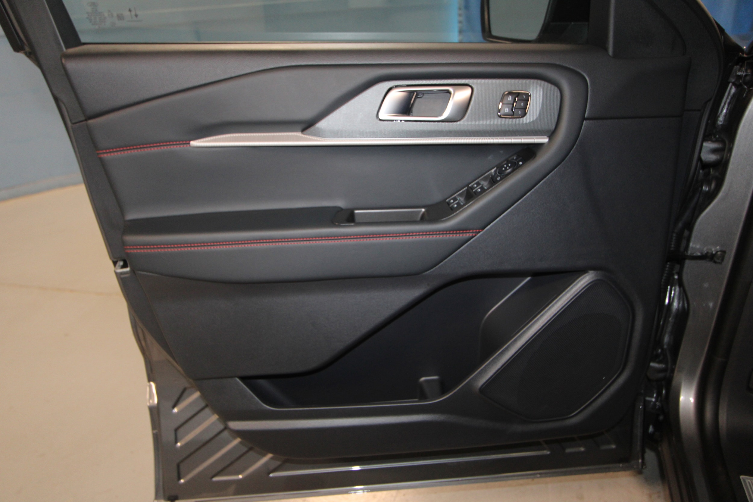 2025 Ford Explorer ST-Line photo 4