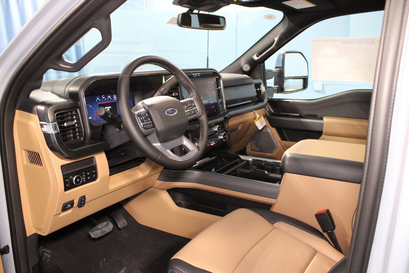 2025 Ford F-350 Lariat photo 2