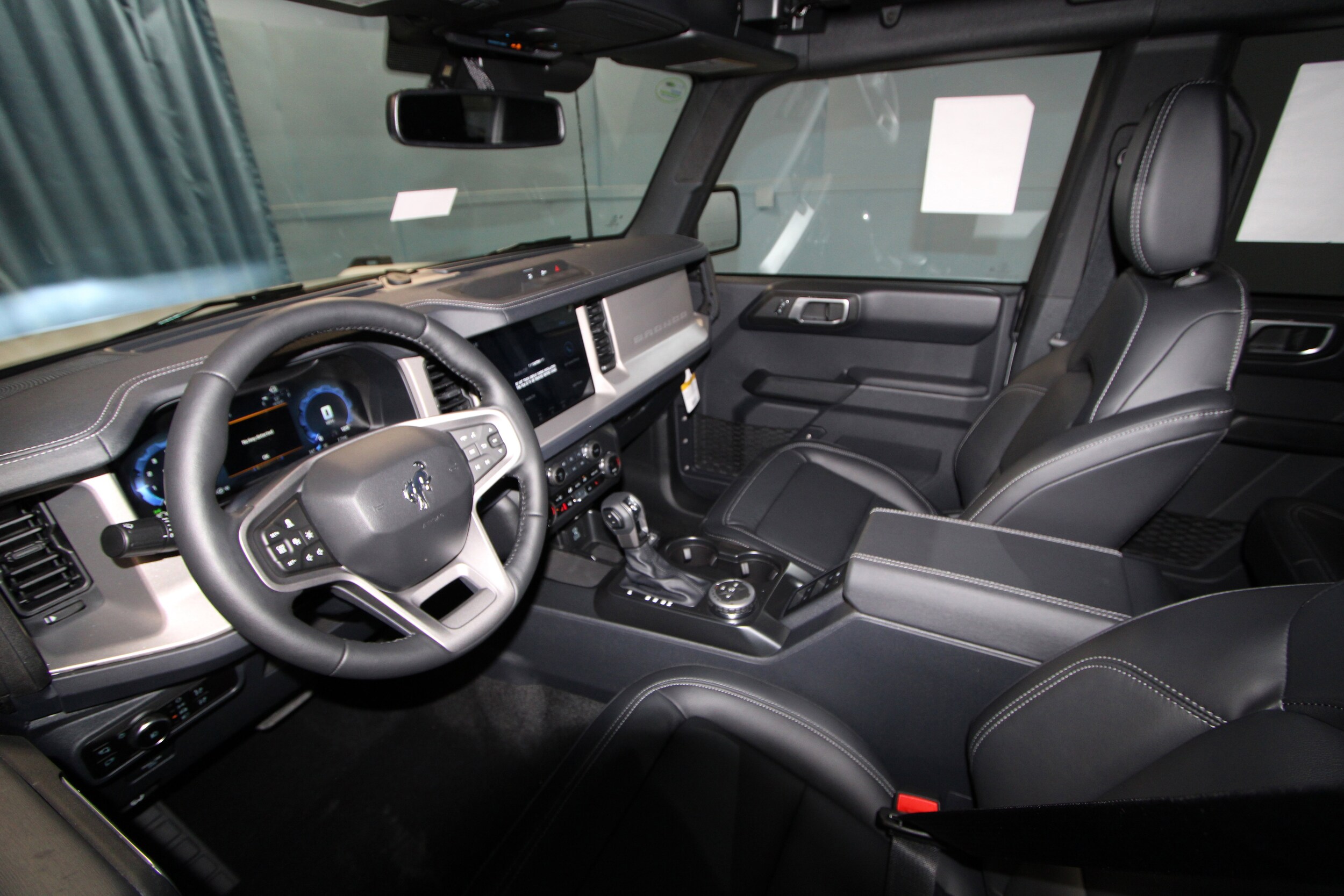 2025 Ford Bronco Outer Banks photo 2