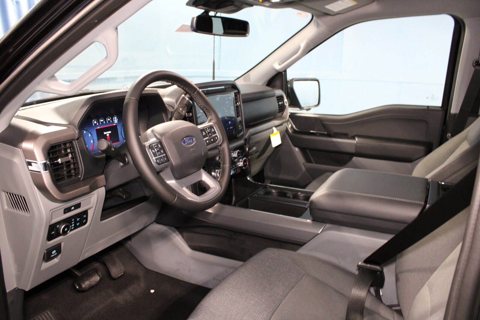 2025 Ford F-150 XLT photo 2