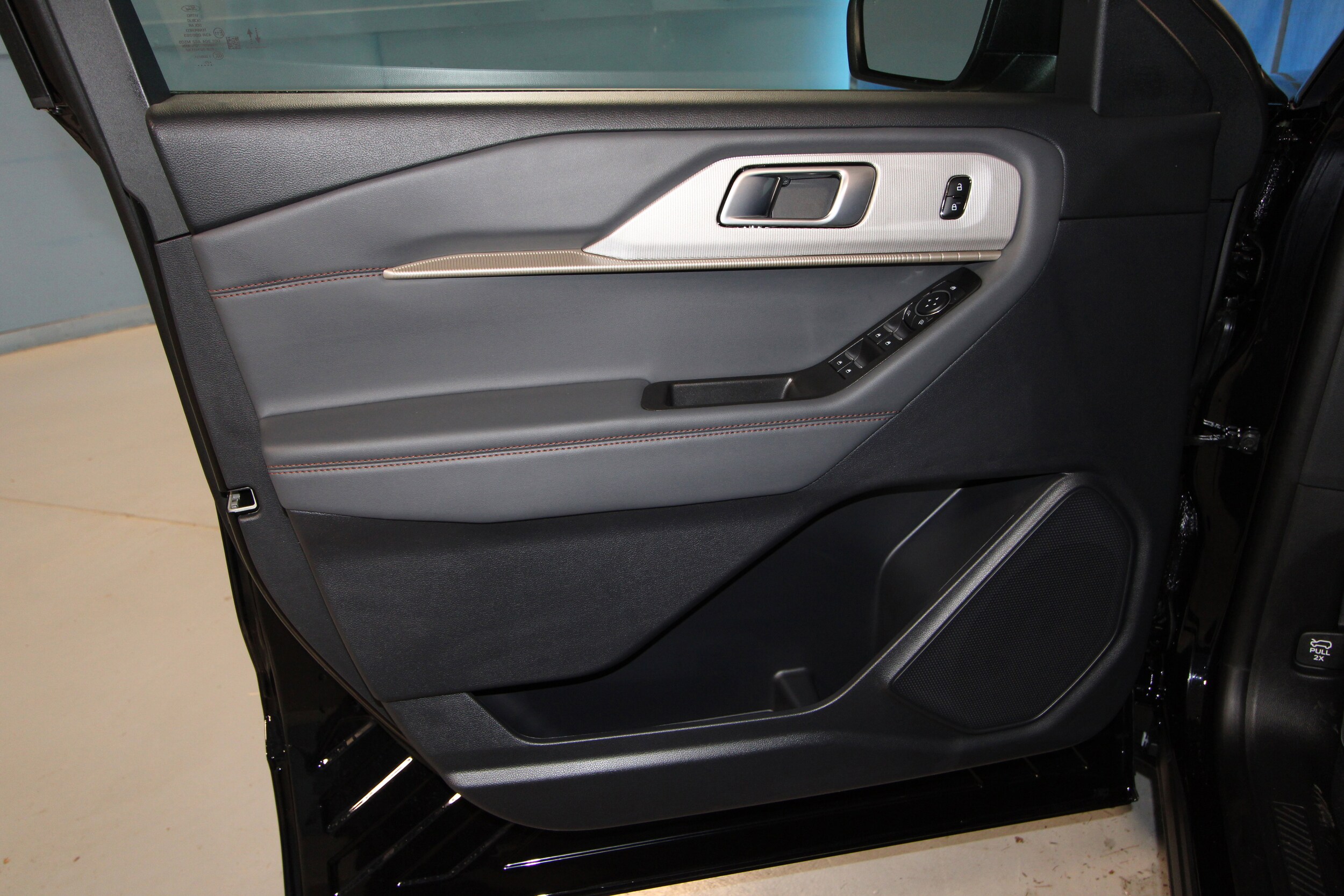 2025 Ford Explorer photo 4
