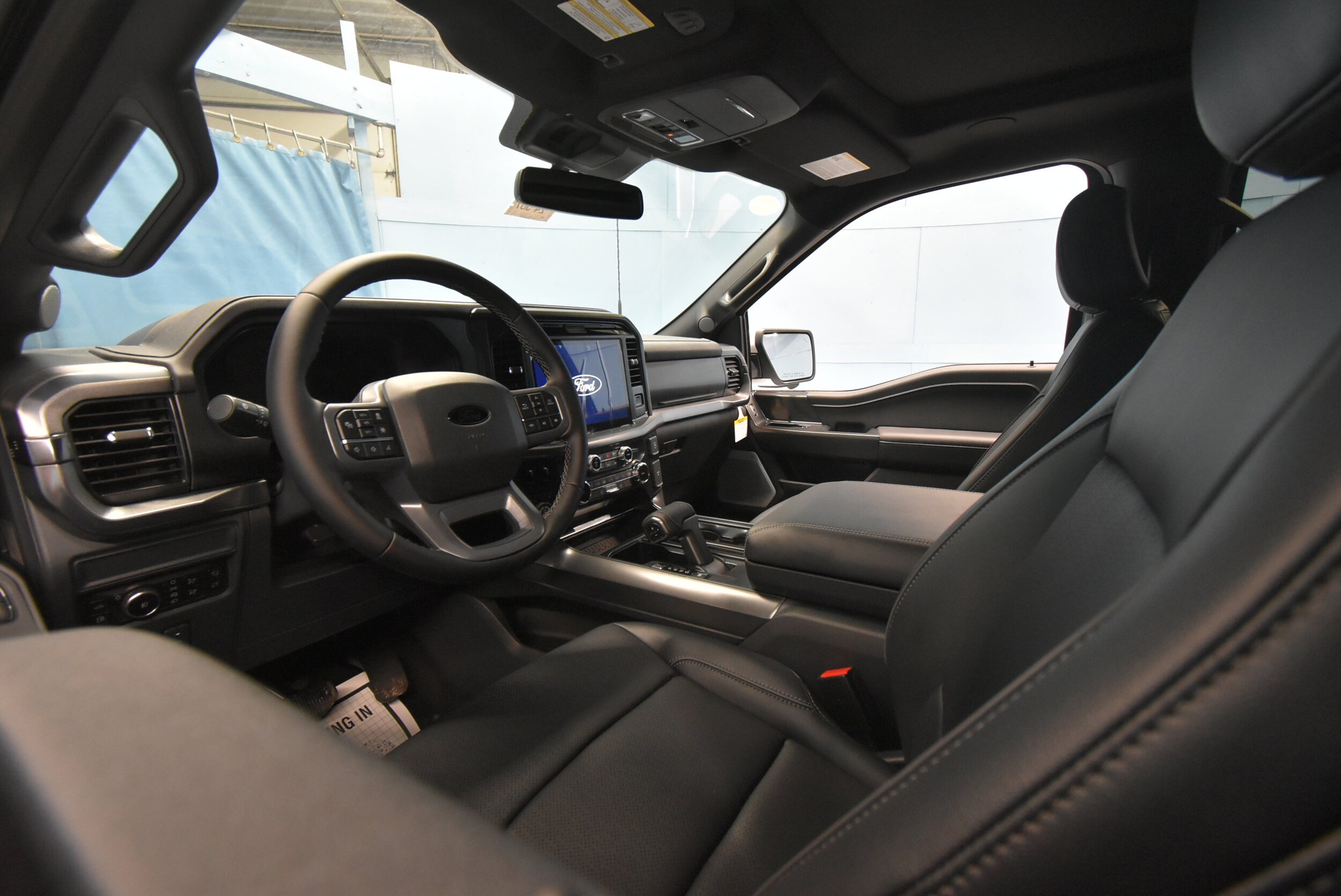 2025 Ford F-150 Lariat photo 2