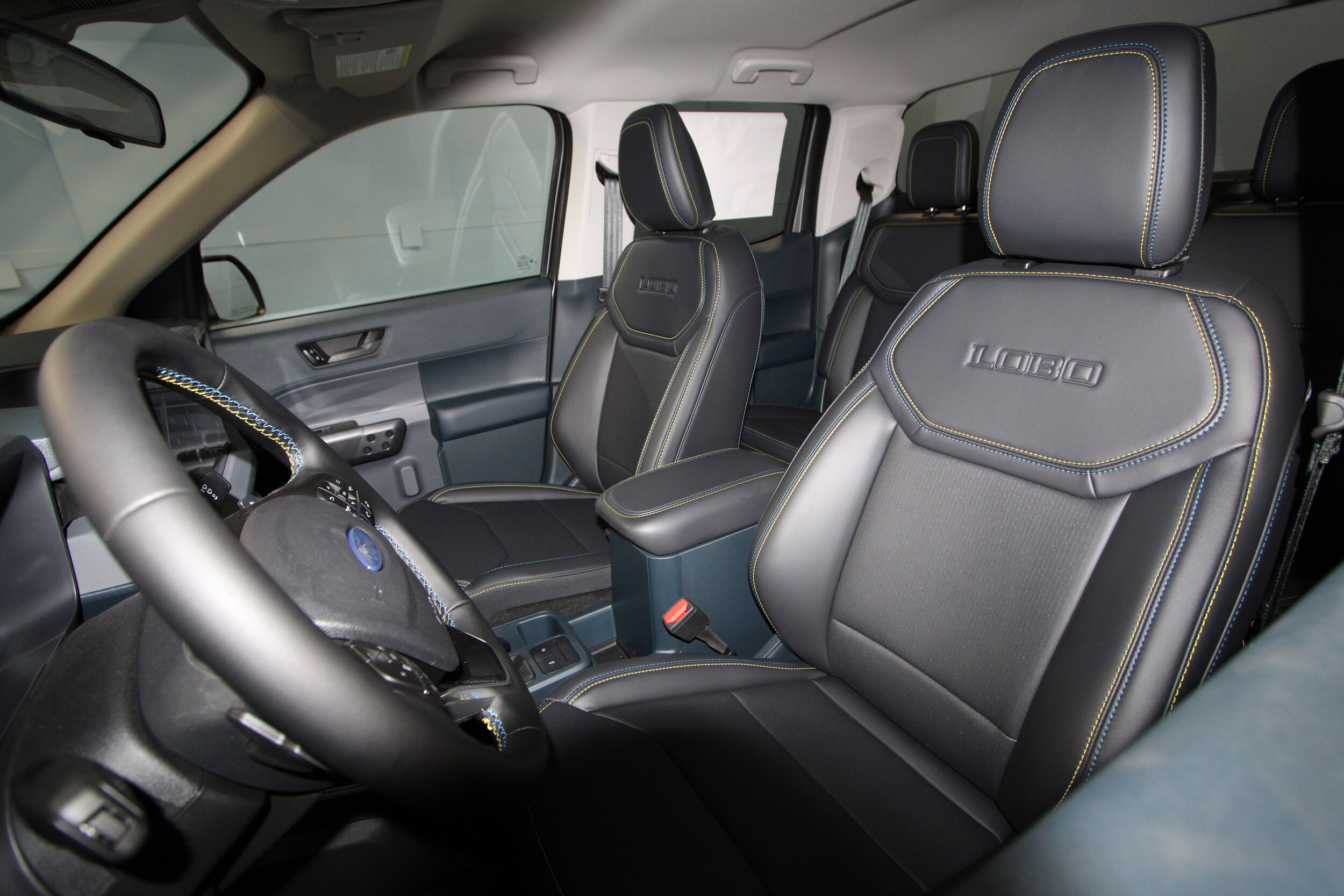 2025 Ford Maverick photo 2