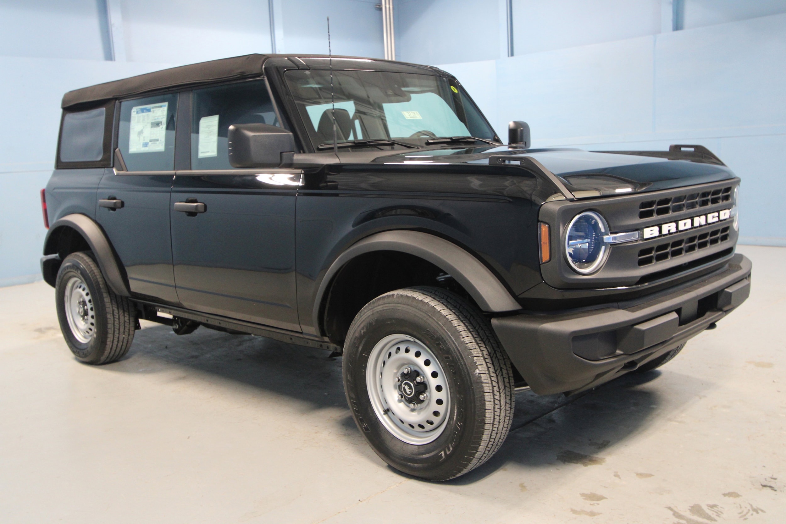 2025 Ford Bronco 4-Door Base's photo