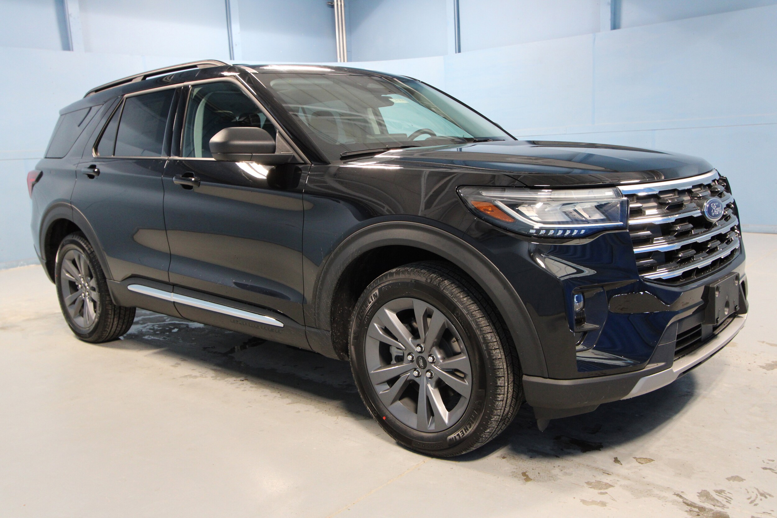 2025 Ford Explorer photo 2