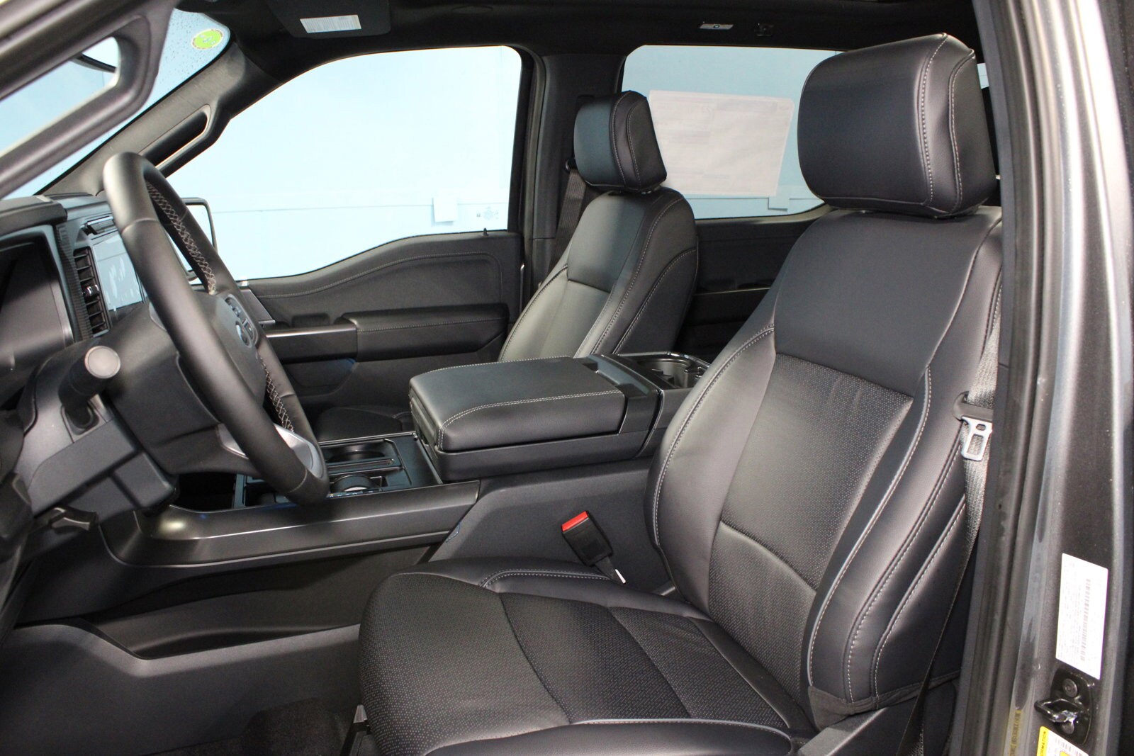 2025 Ford F-150 Lariat photo 3