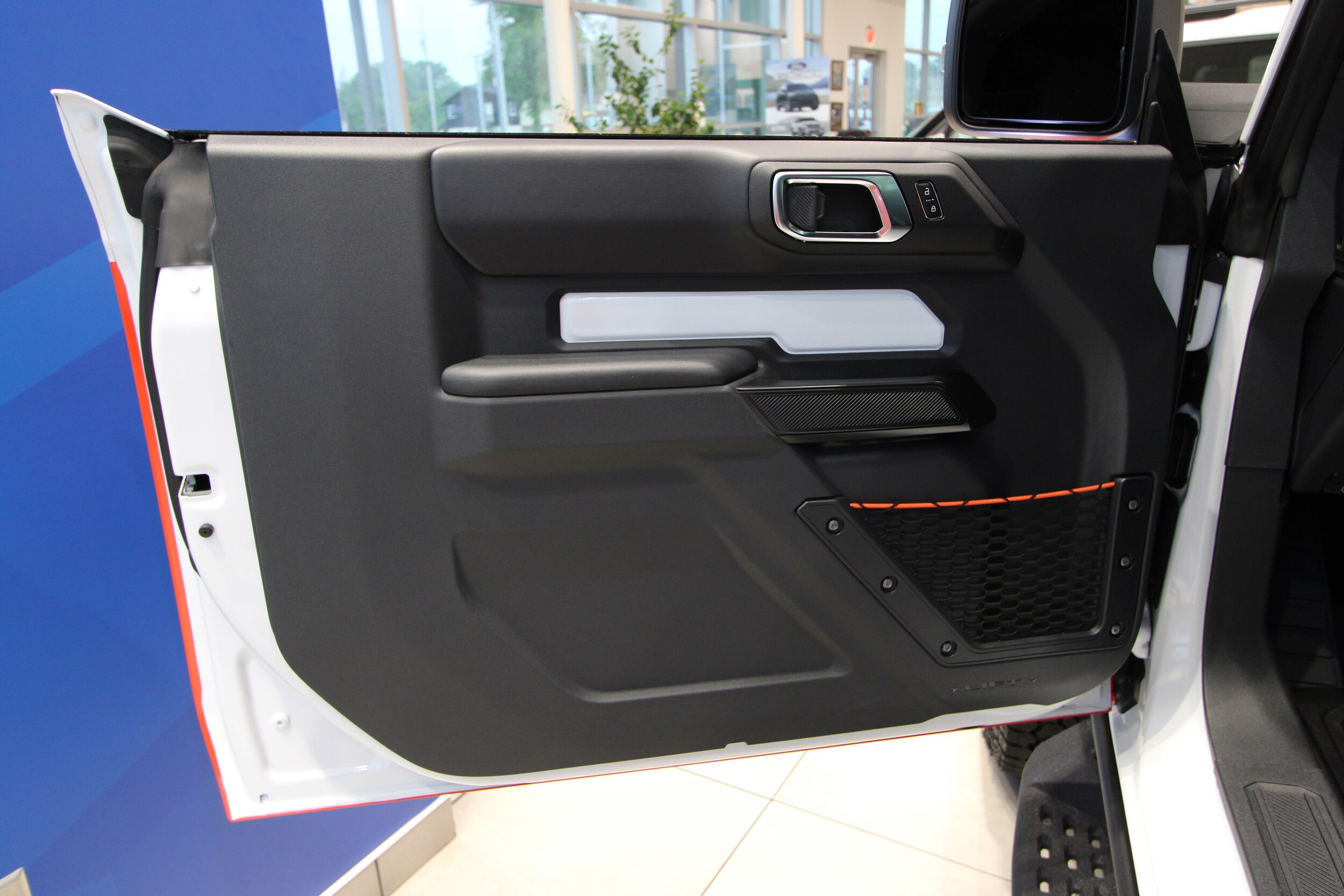 2025 Ford Bronco First Edition photo 4