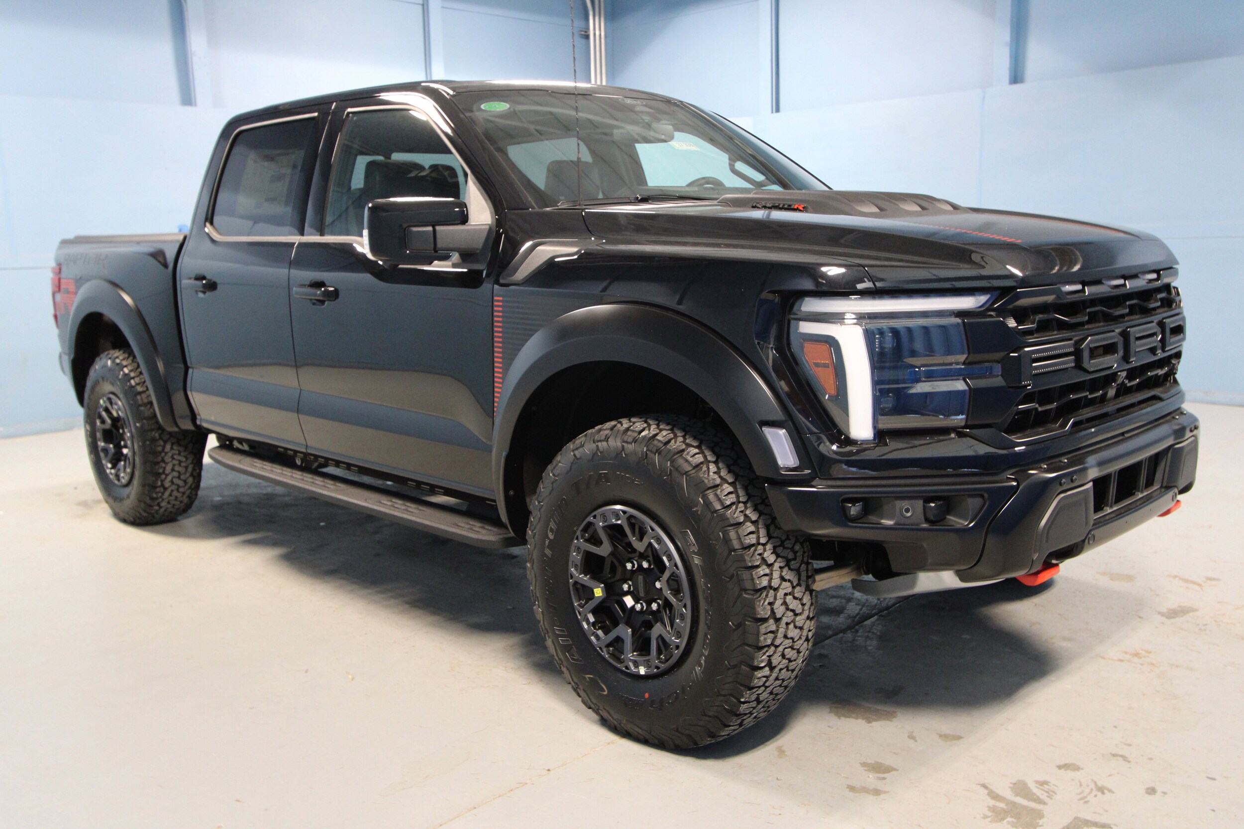 2025 Ford F-150 Raptor photo 2