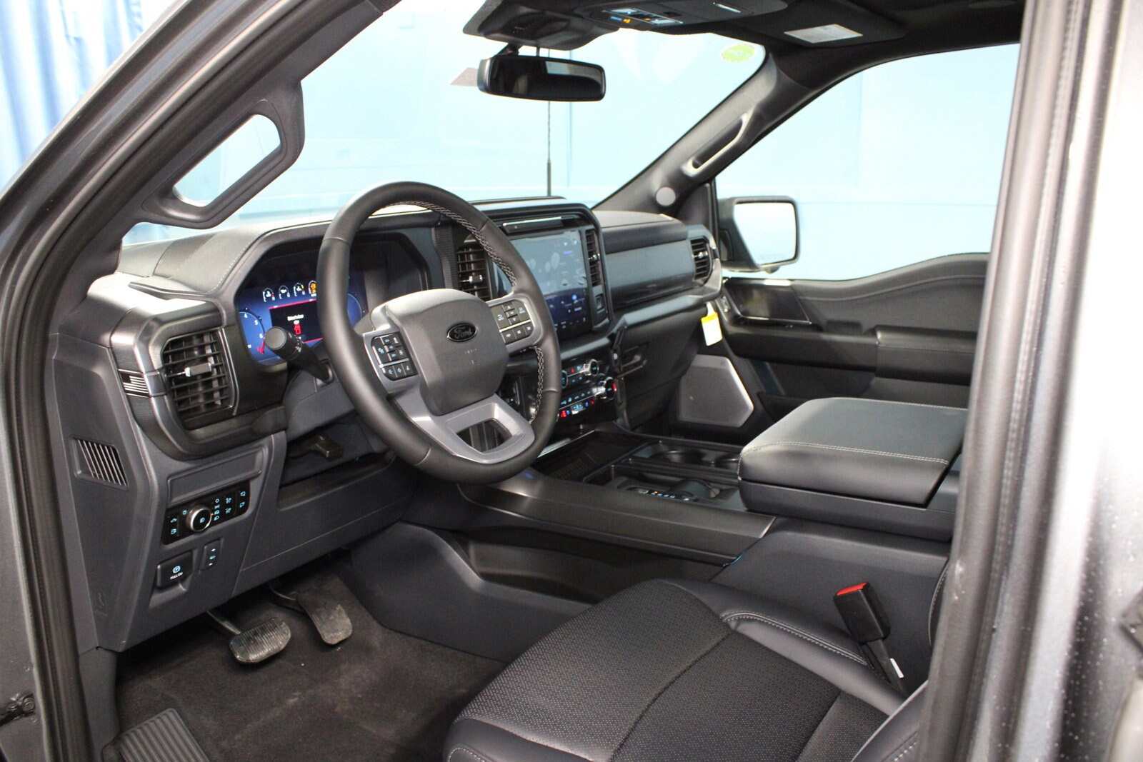 2025 Ford F-150 Lariat photo 2