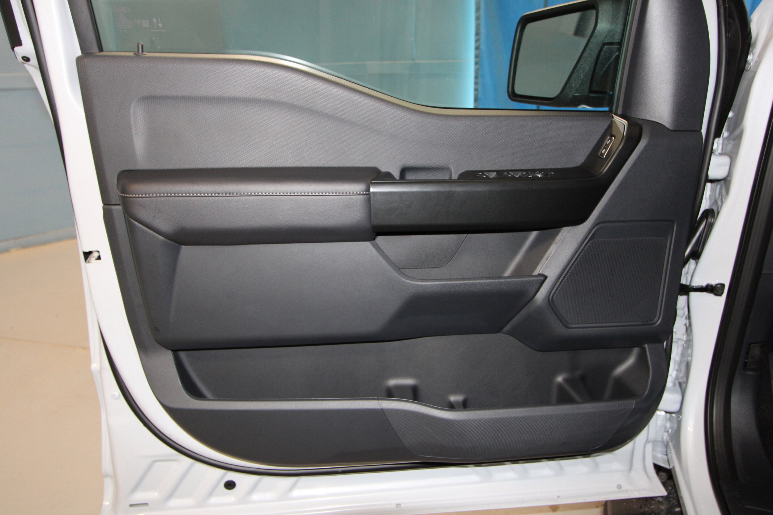 2025 Ford F-150 STX photo 4