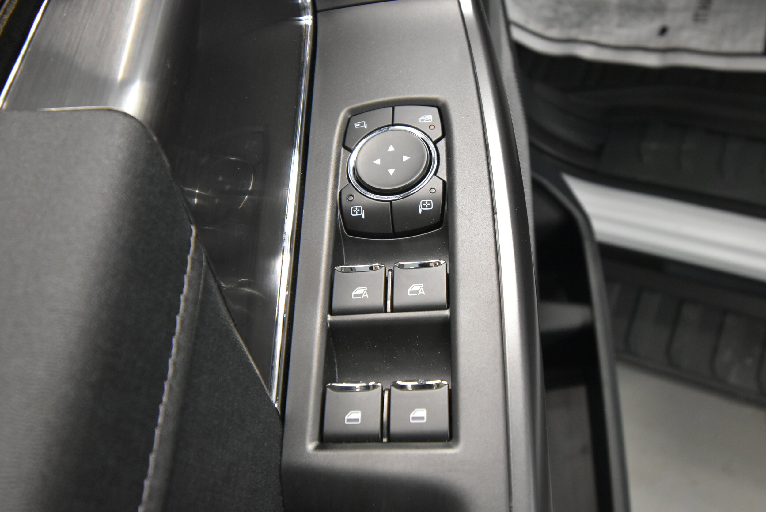 2025 Ford F-150 Lariat photo 3
