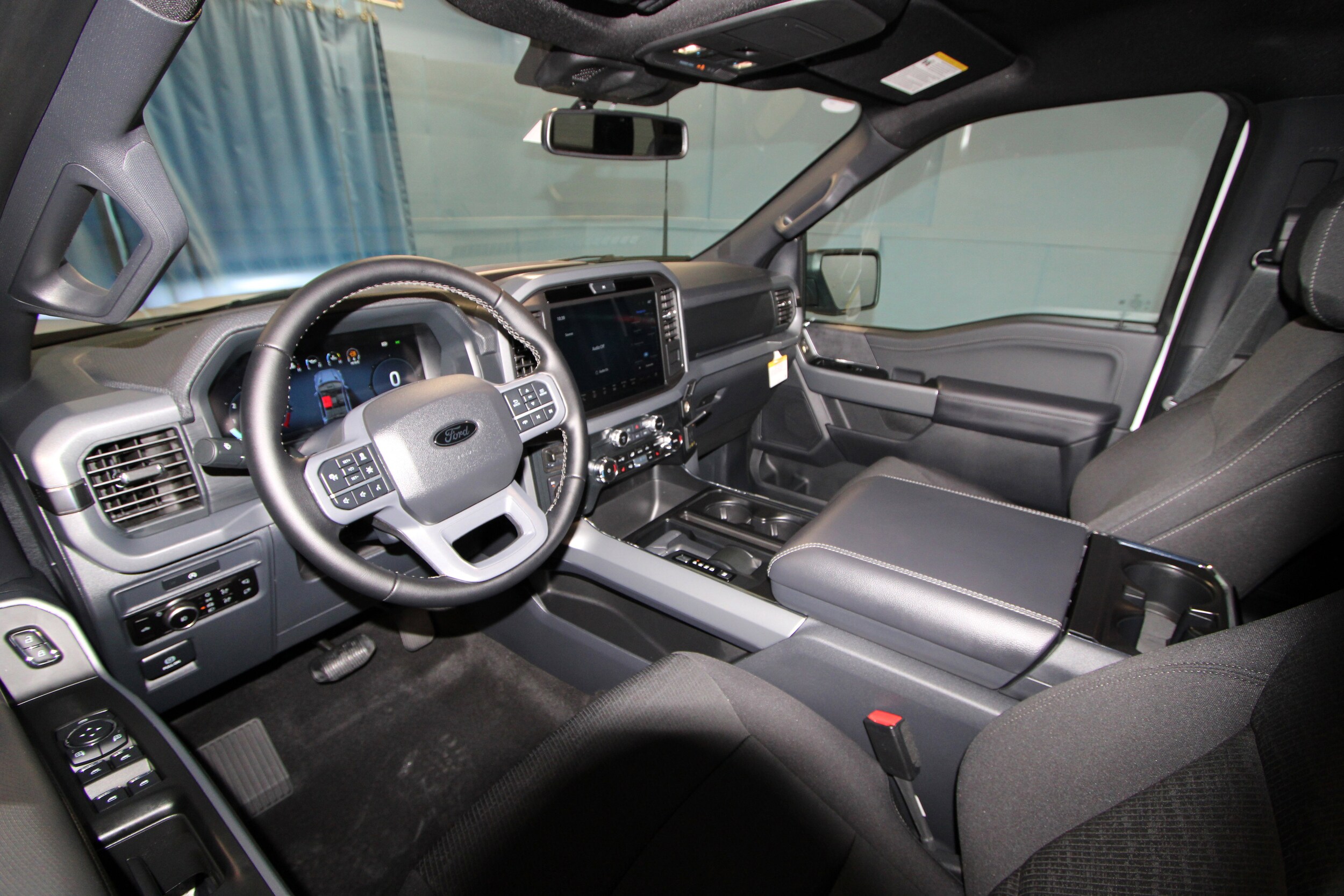 2025 Ford F-150 XLT photo 2
