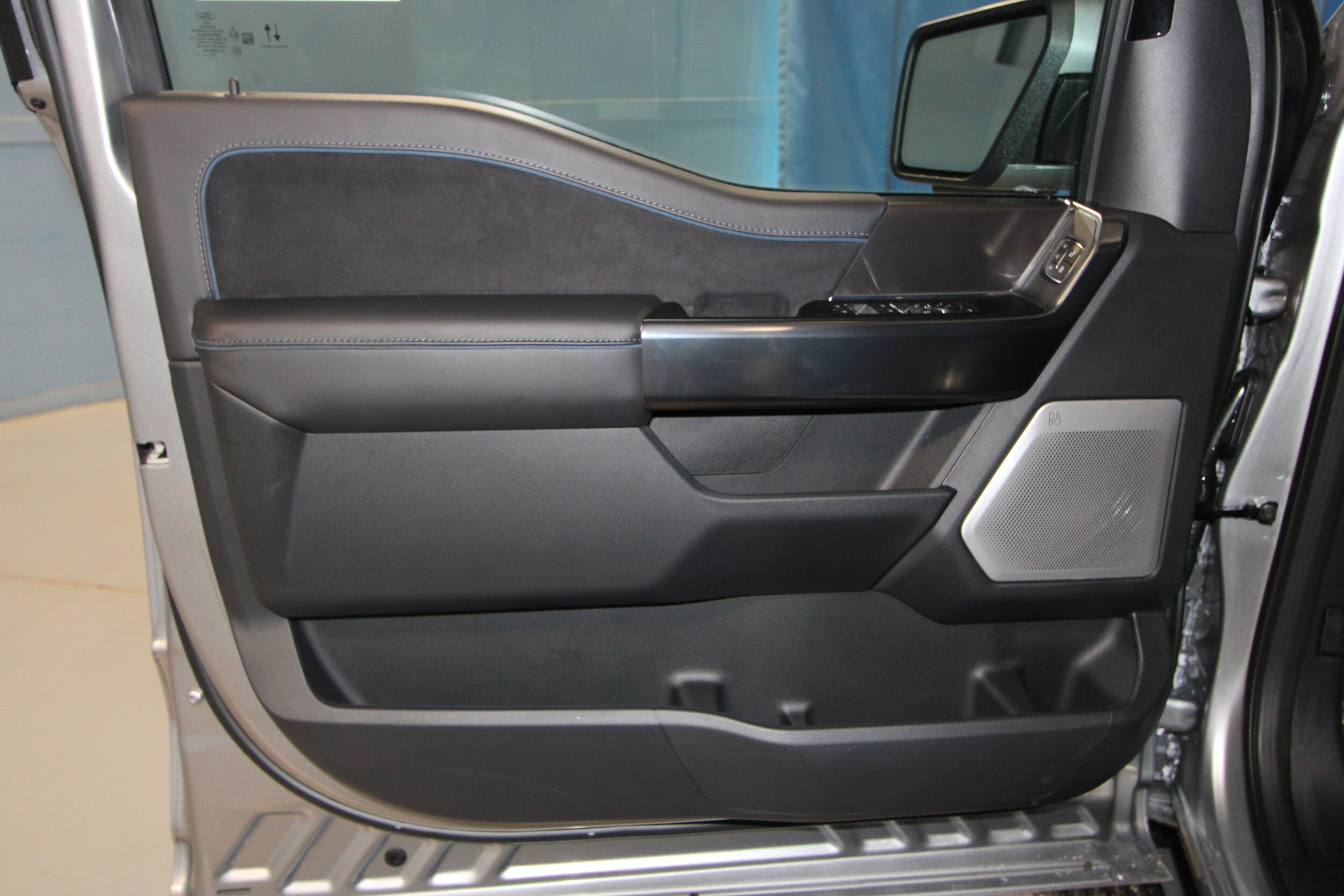 2025 Ford F-150 Platinum photo 4