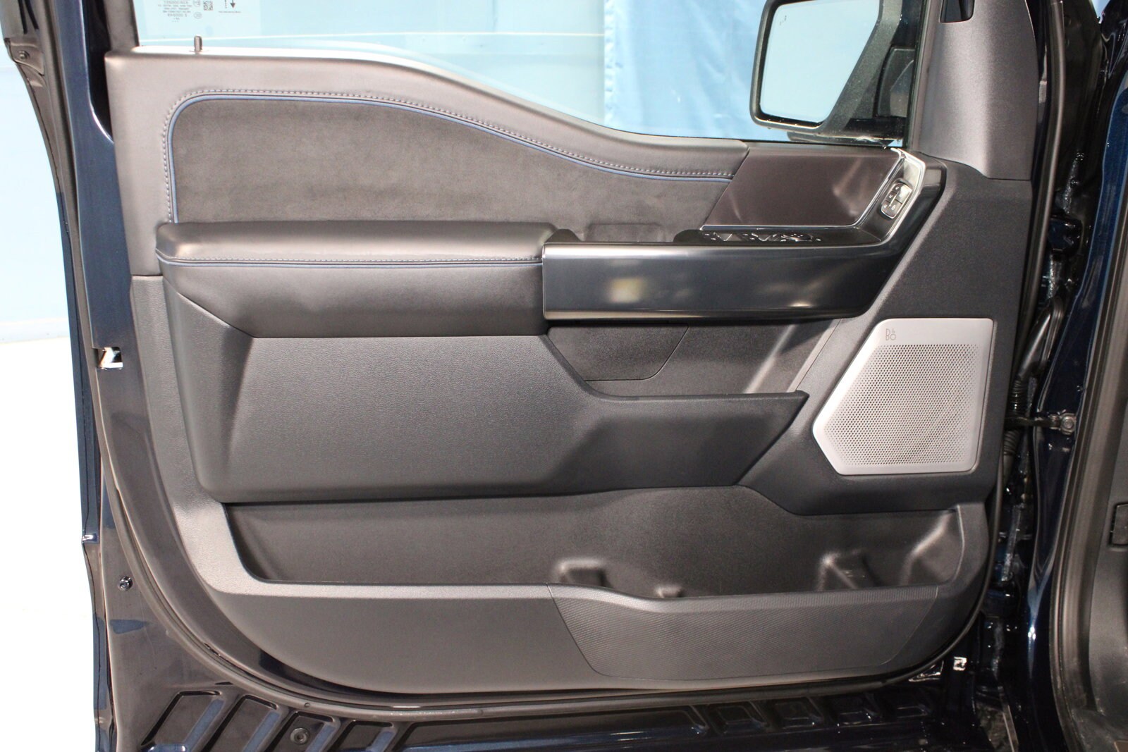 2025 Ford F-150 Platinum photo 4