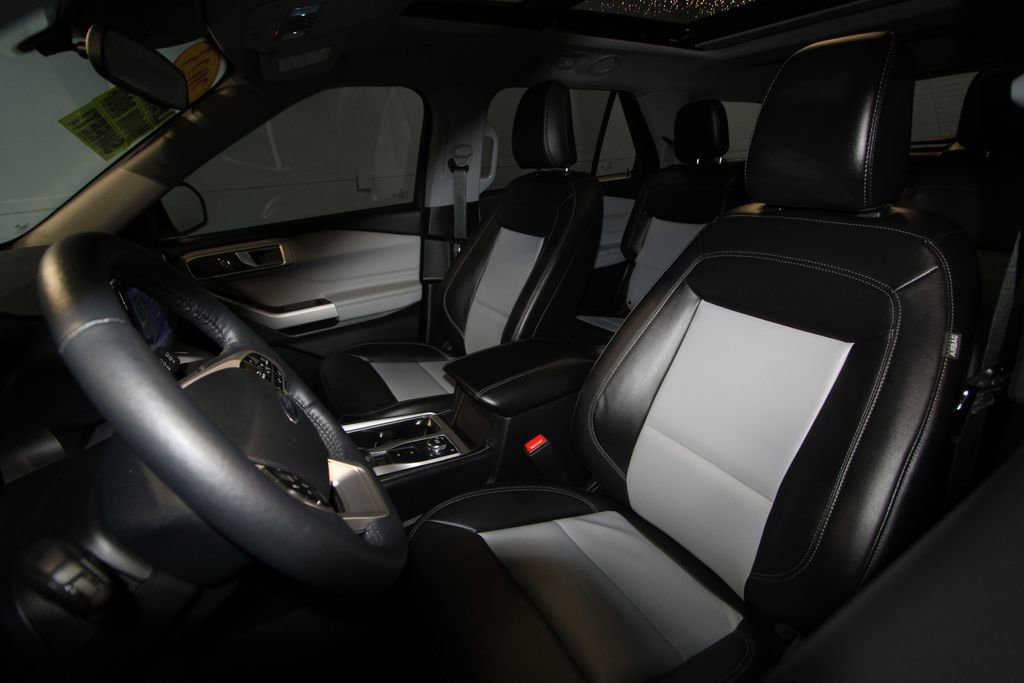 2023 Ford Explorer XLT Sport photo 3
