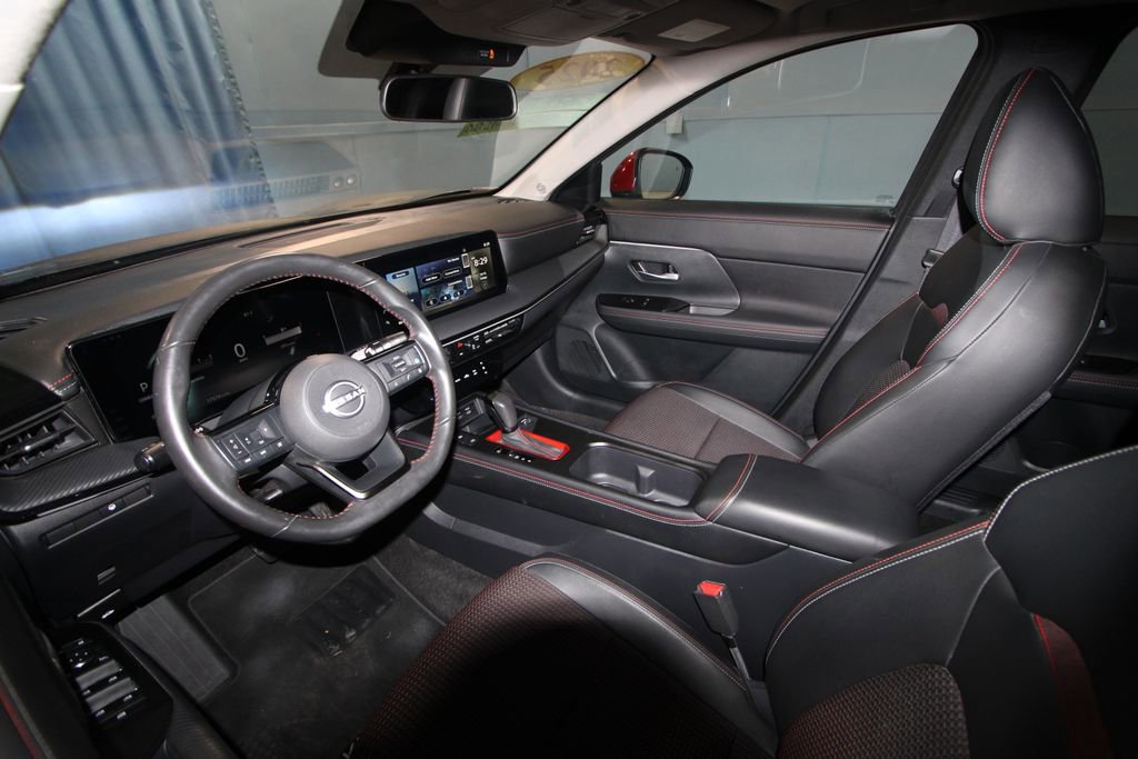 2025 Nissan Kicks SR photo 2