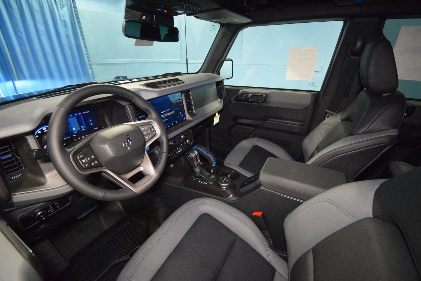 2024 Ford Bronco Black Diamond photo 2