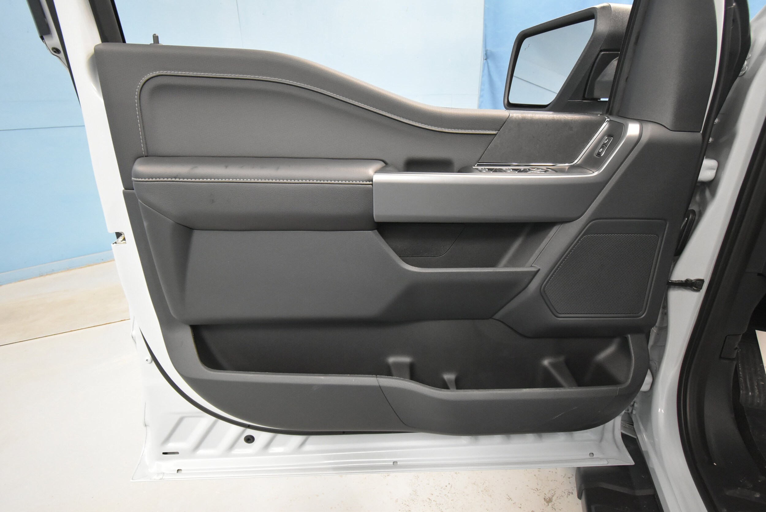 2025 Ford F-150 XLT photo 3