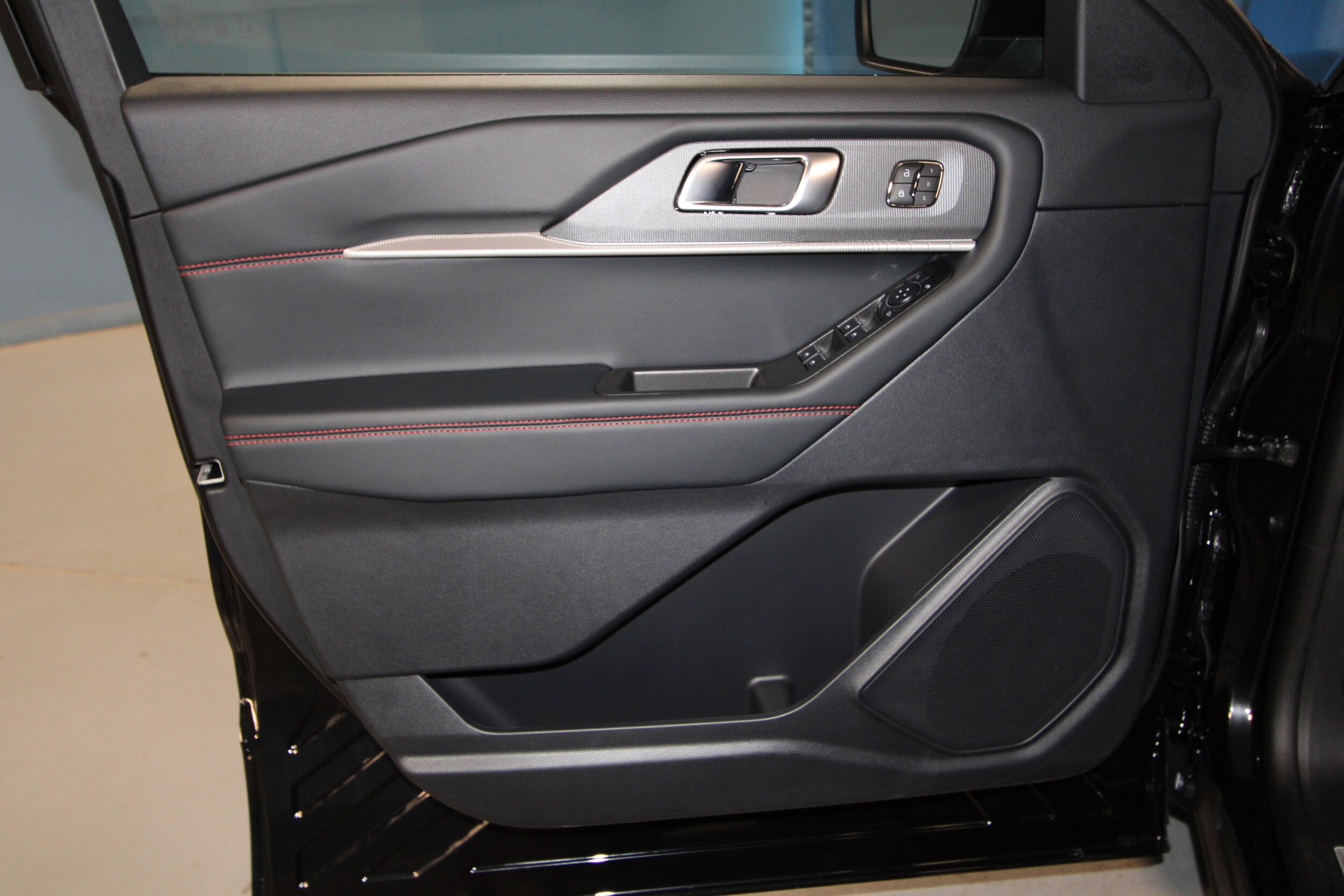 2025 Ford Explorer ST-Line photo 4