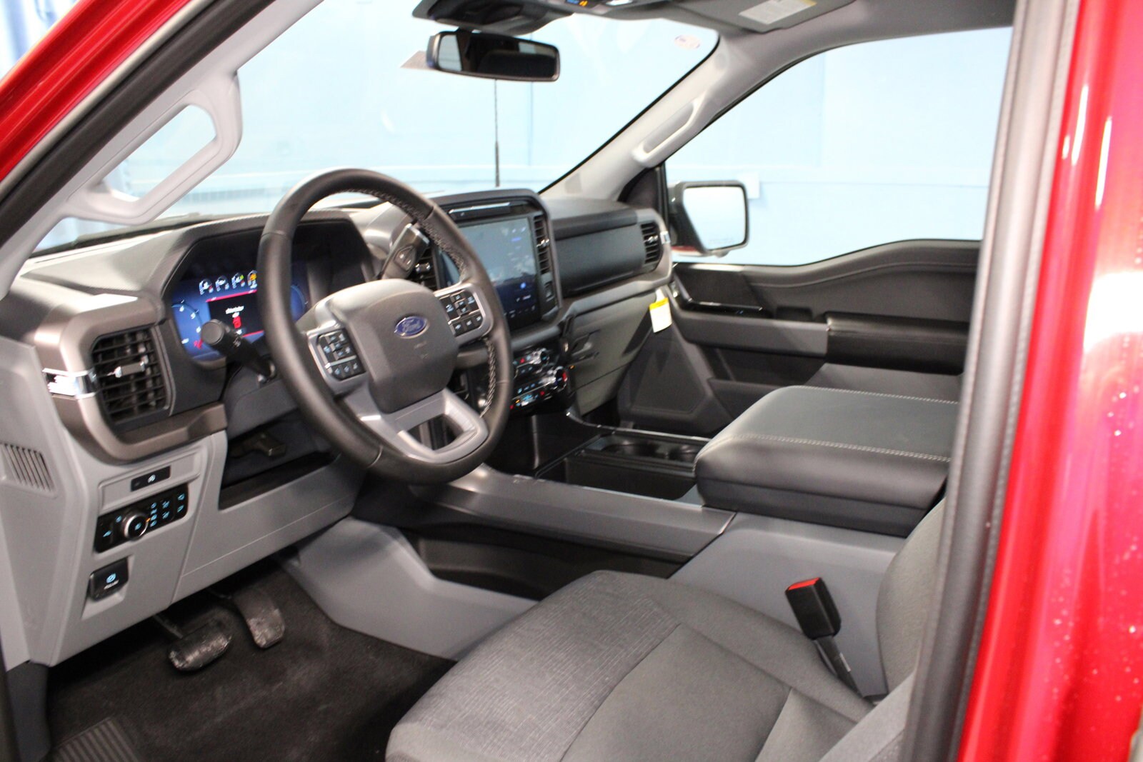 2025 Ford F-150 XLT photo 2