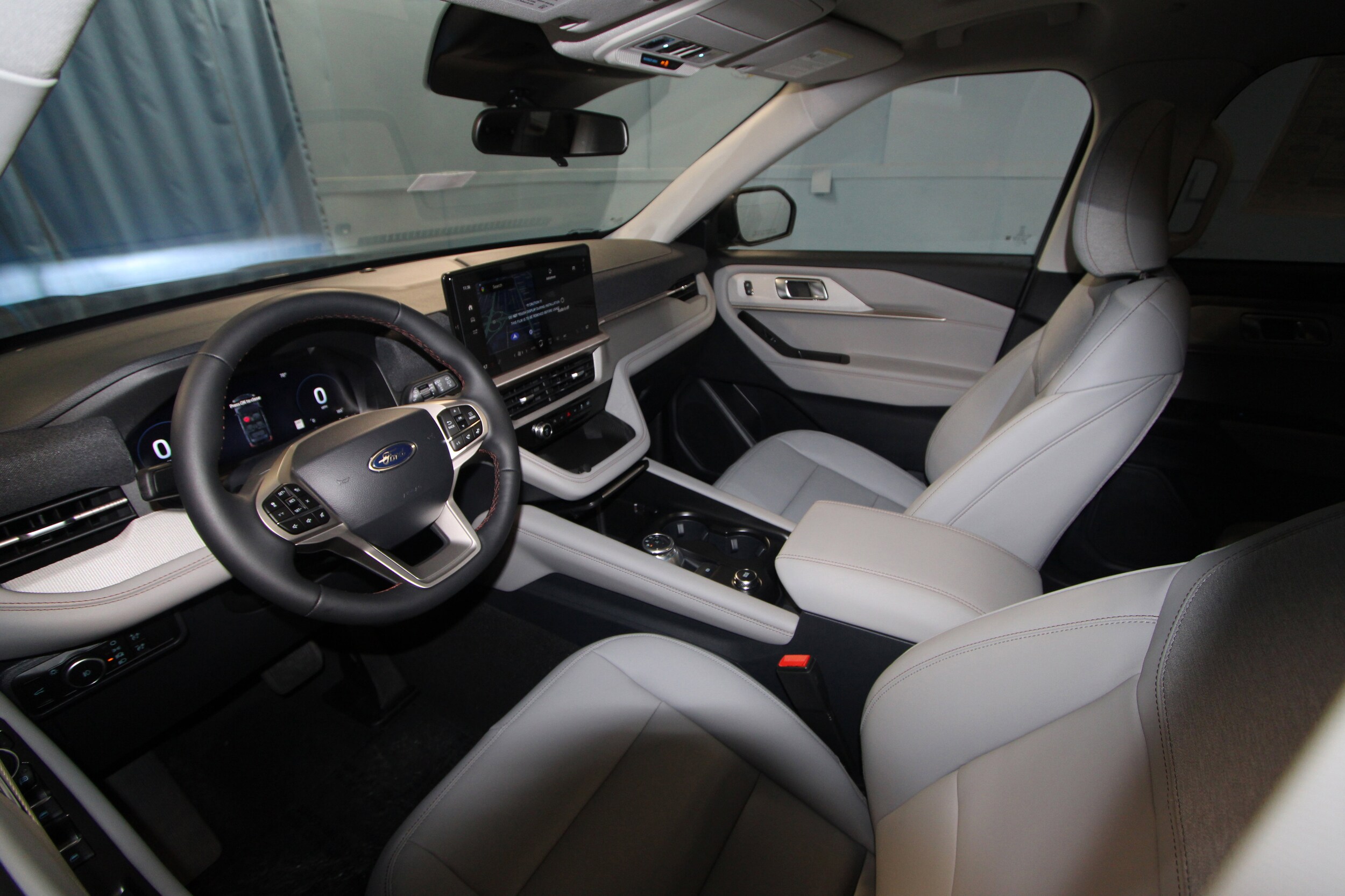 2025 Ford Explorer photo 2