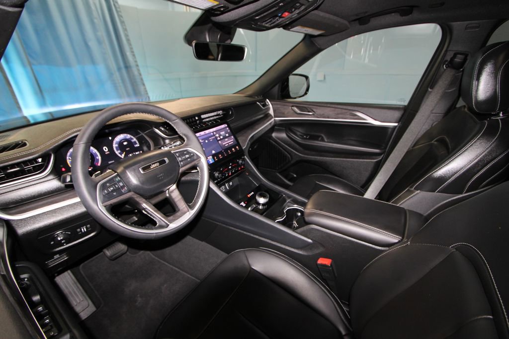 2025 Jeep Grand Cherokee Limited photo 2