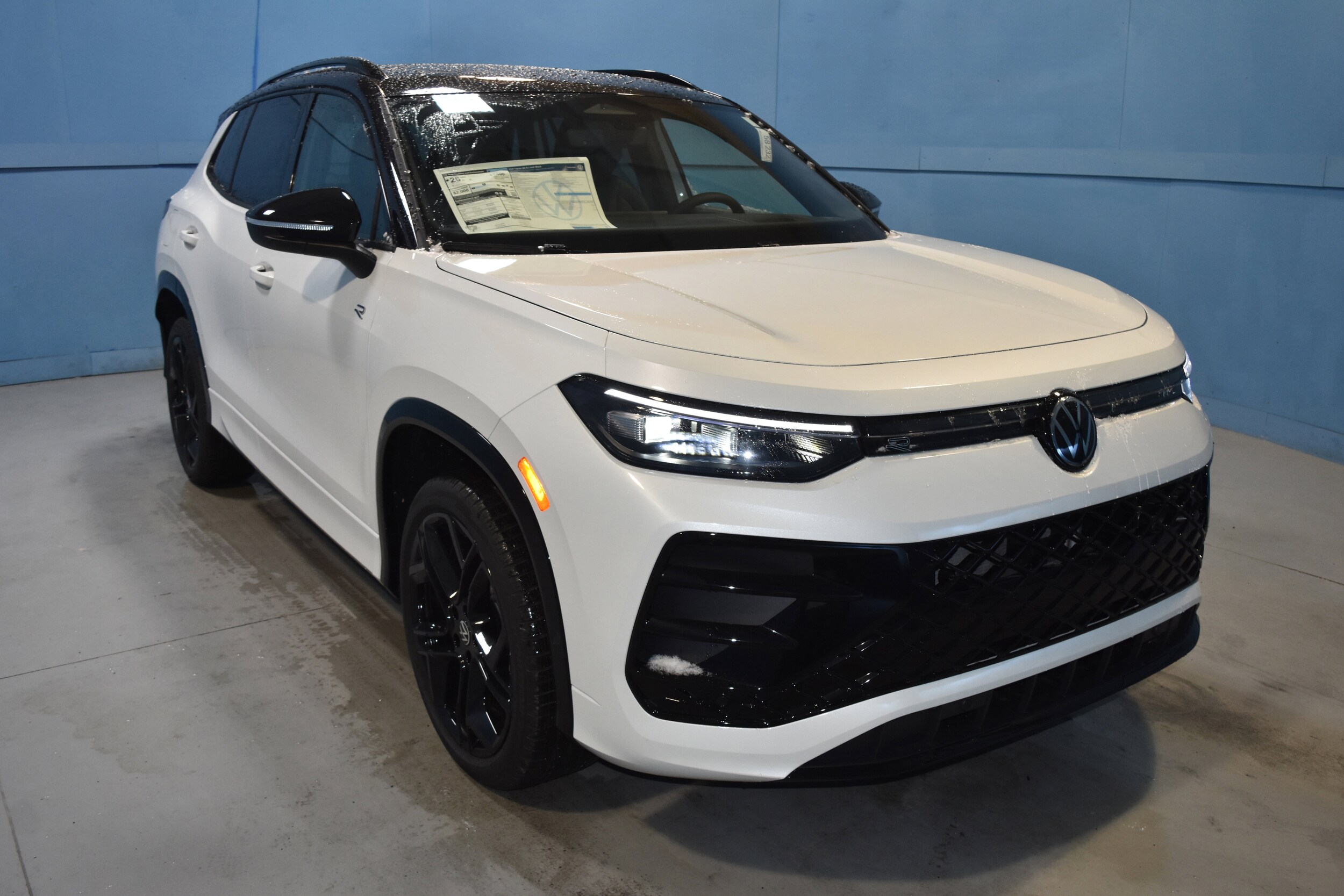 2026 Volkswagen Tiguan SE R-Line Black photo 2