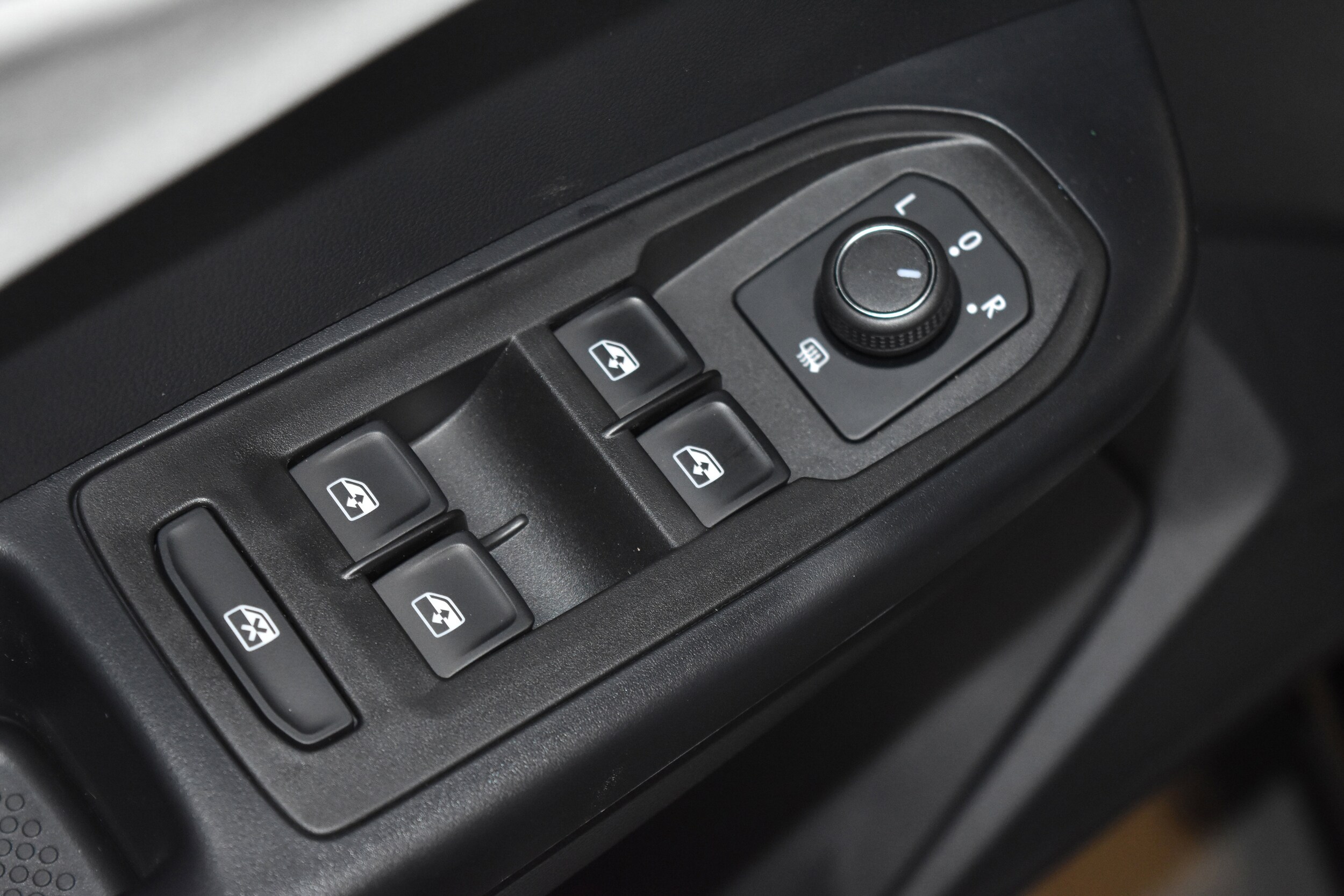 2025 Volkswagen Taos SE photo 4