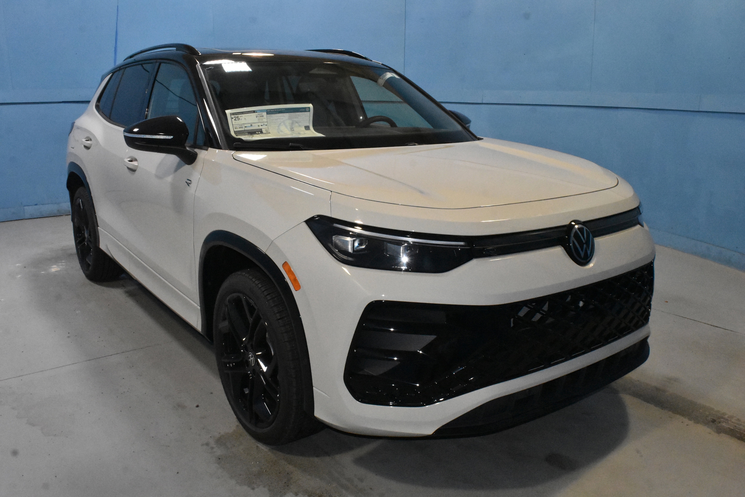 2026 Volkswagen Tiguan 2.0T SE R-Line Black 4Motion's photo