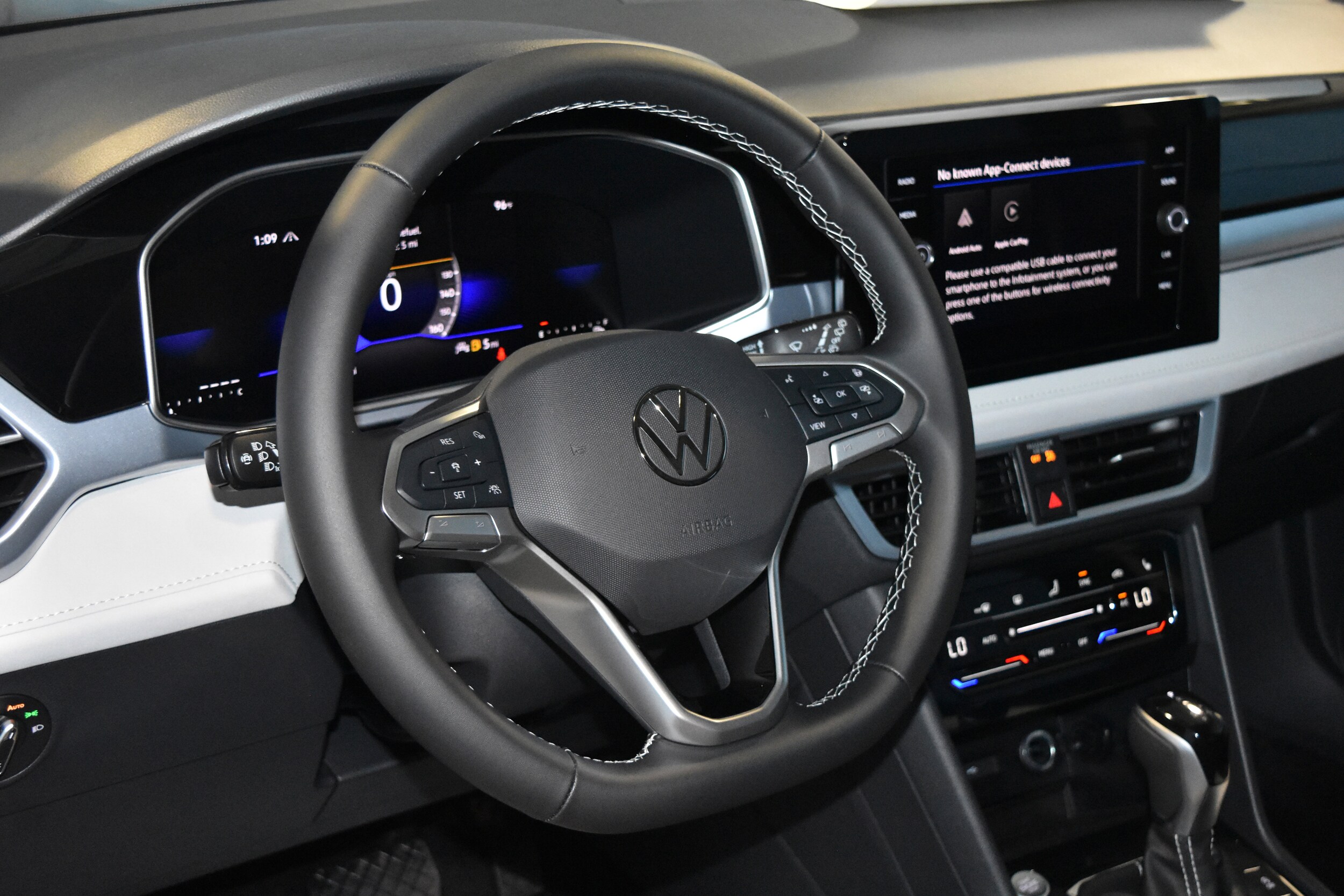 2025 Volkswagen Taos SE photo 3