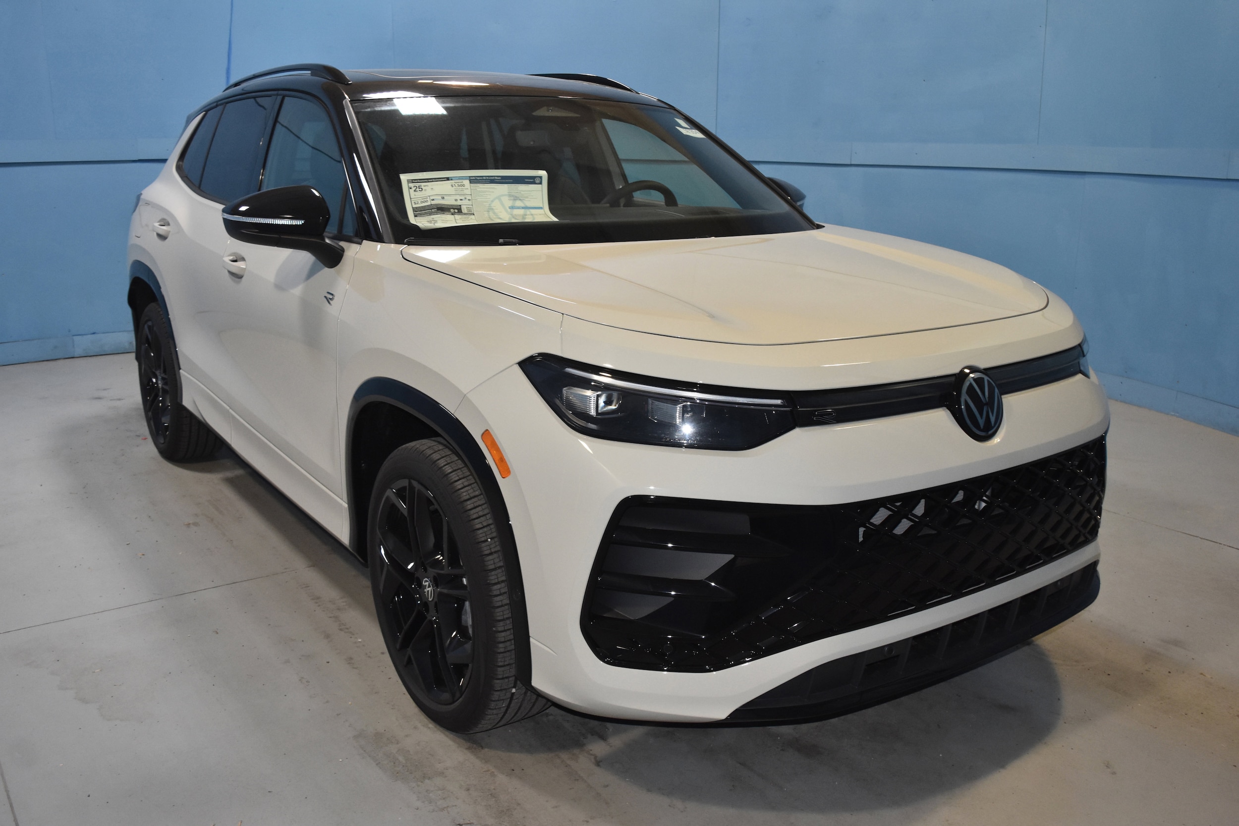 2026 Volkswagen Tiguan SE R-LINE BLACK's photo