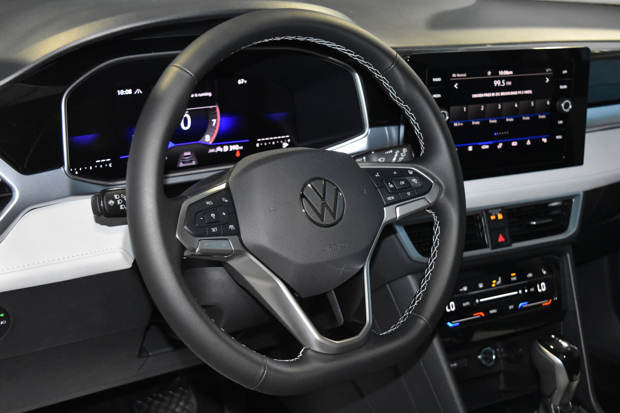 2025 Volkswagen Taos SE photo 3