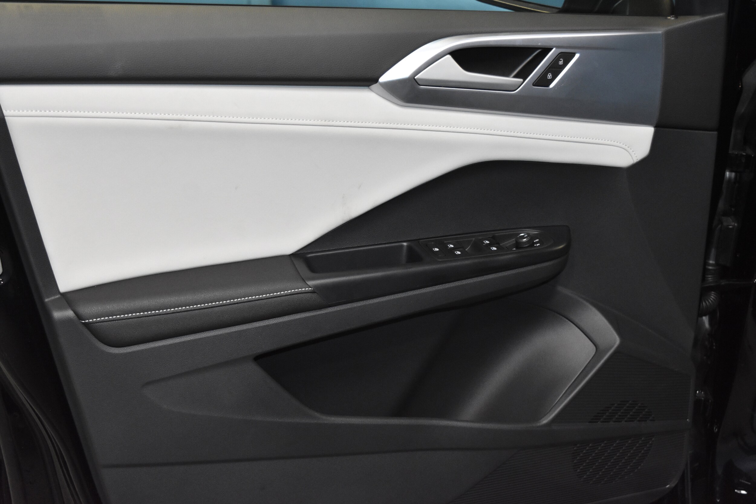 2025 Volkswagen Taos SE photo 4