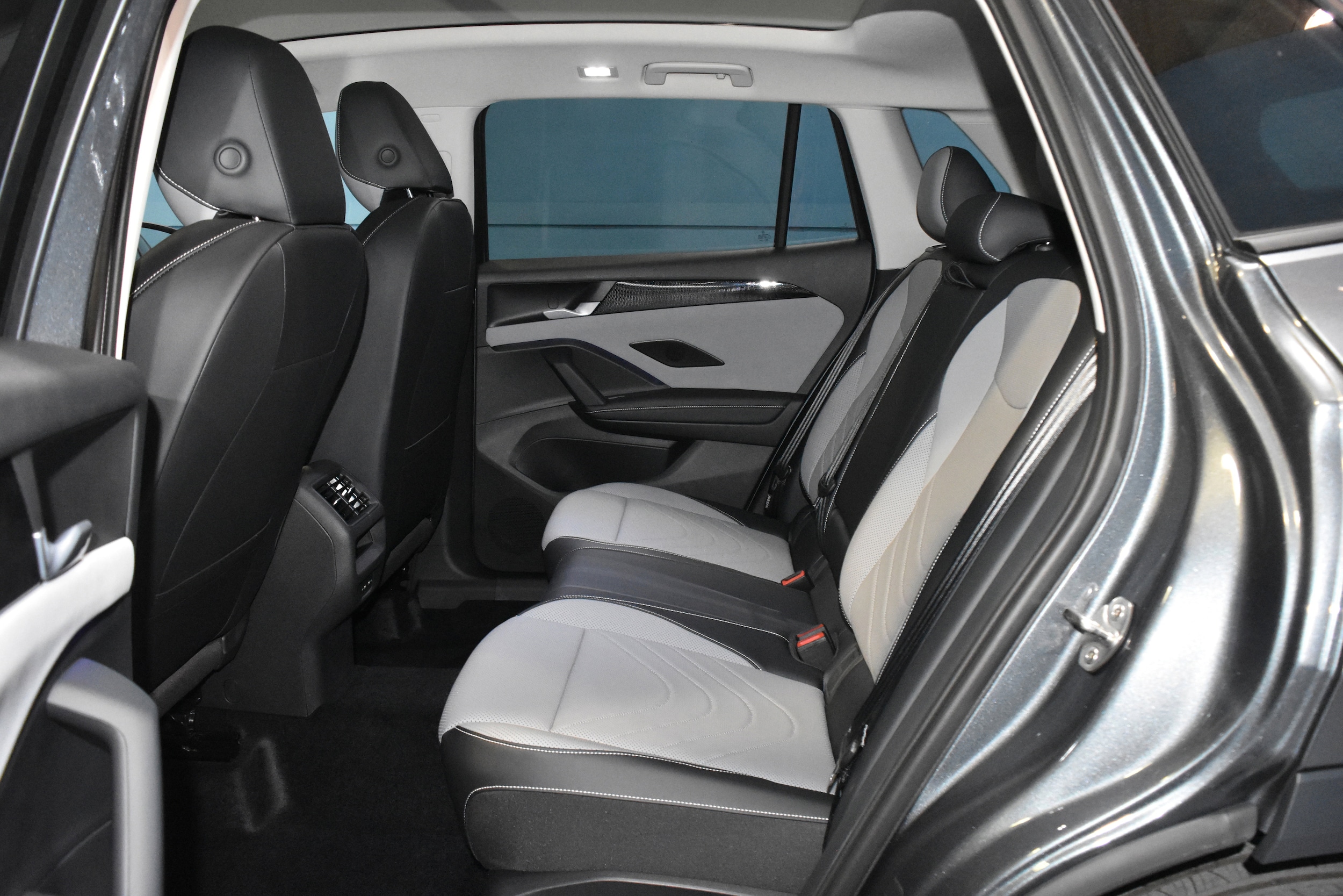 2026 Volkswagen Tiguan SE - Photo 16