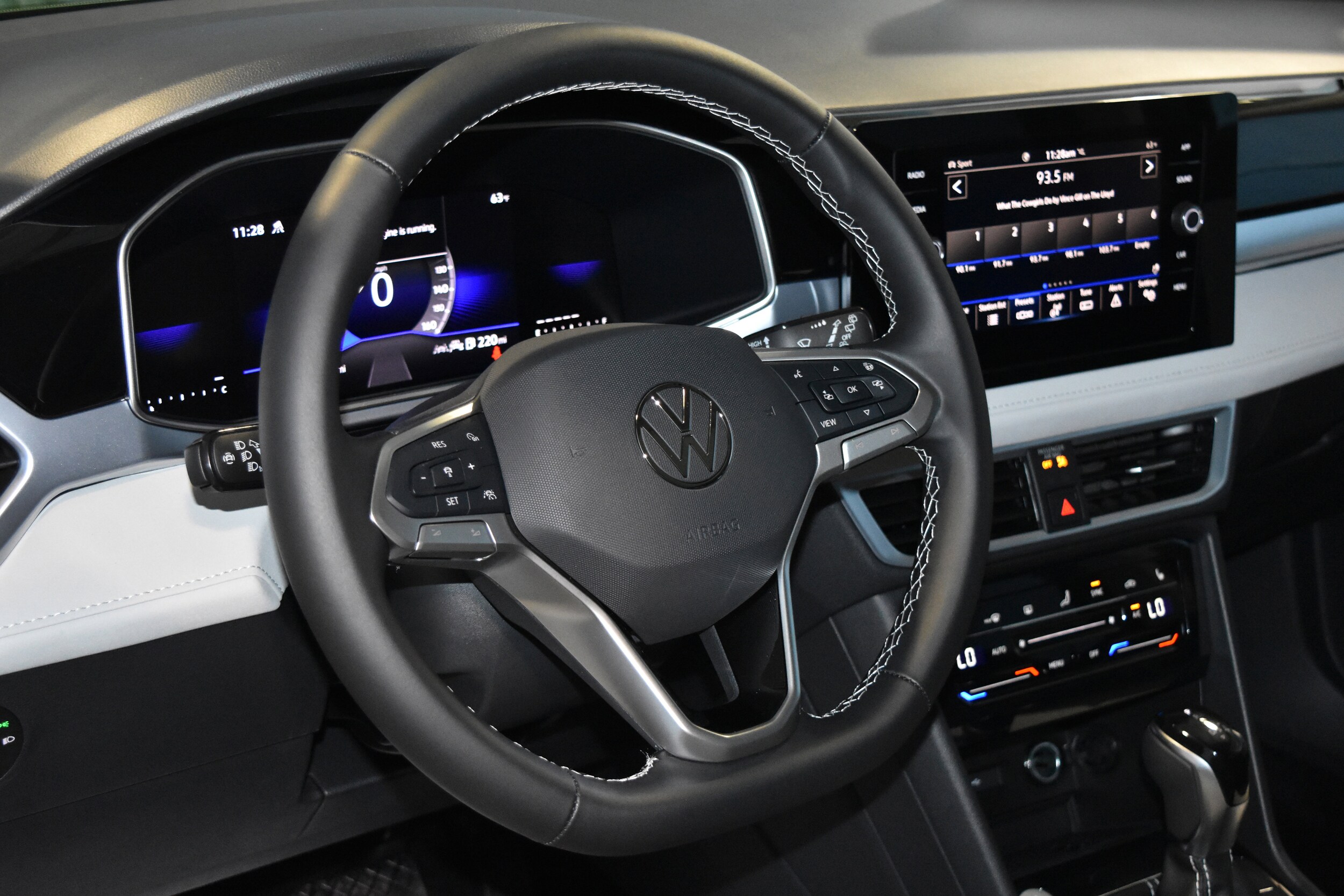 2025 Volkswagen Taos SE photo 3