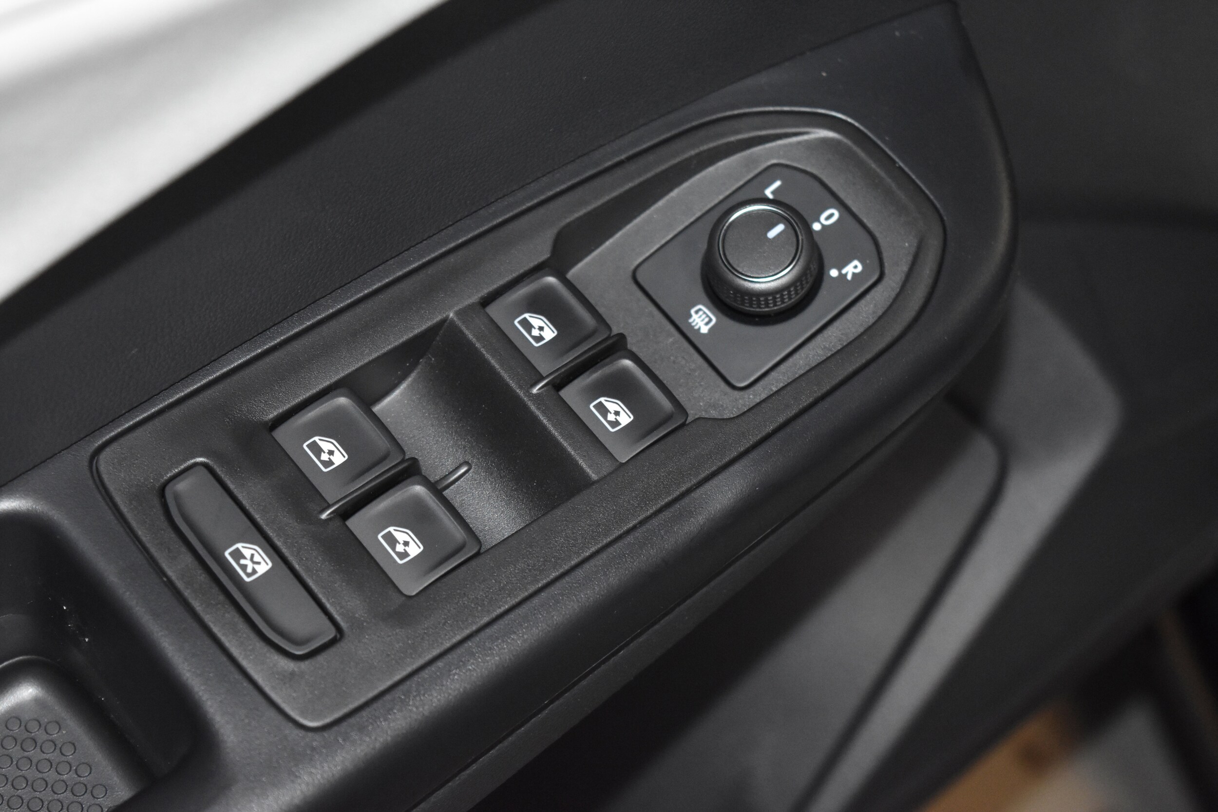 2025 Volkswagen Taos SE photo 5