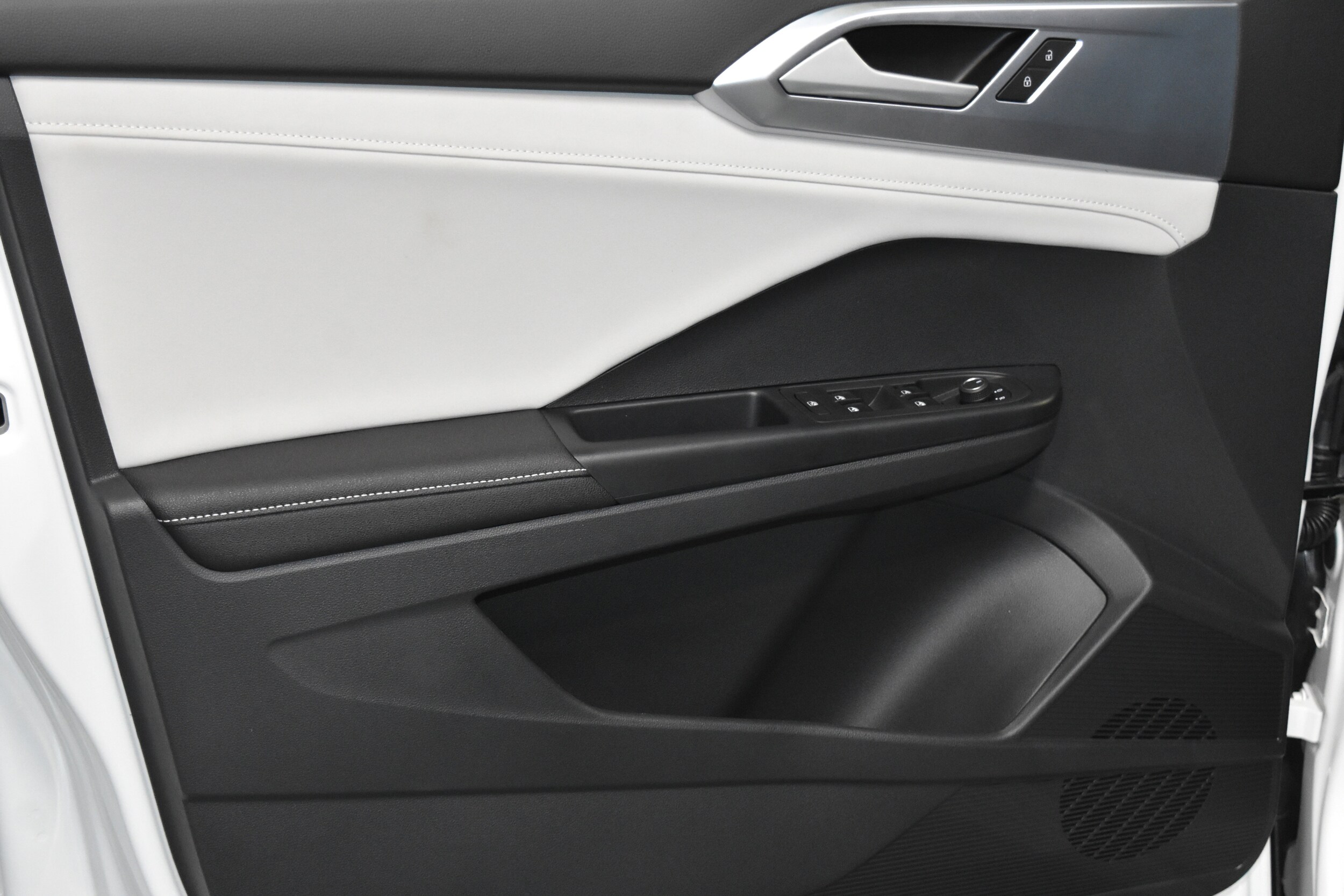 2025 Volkswagen Taos SE photo 4