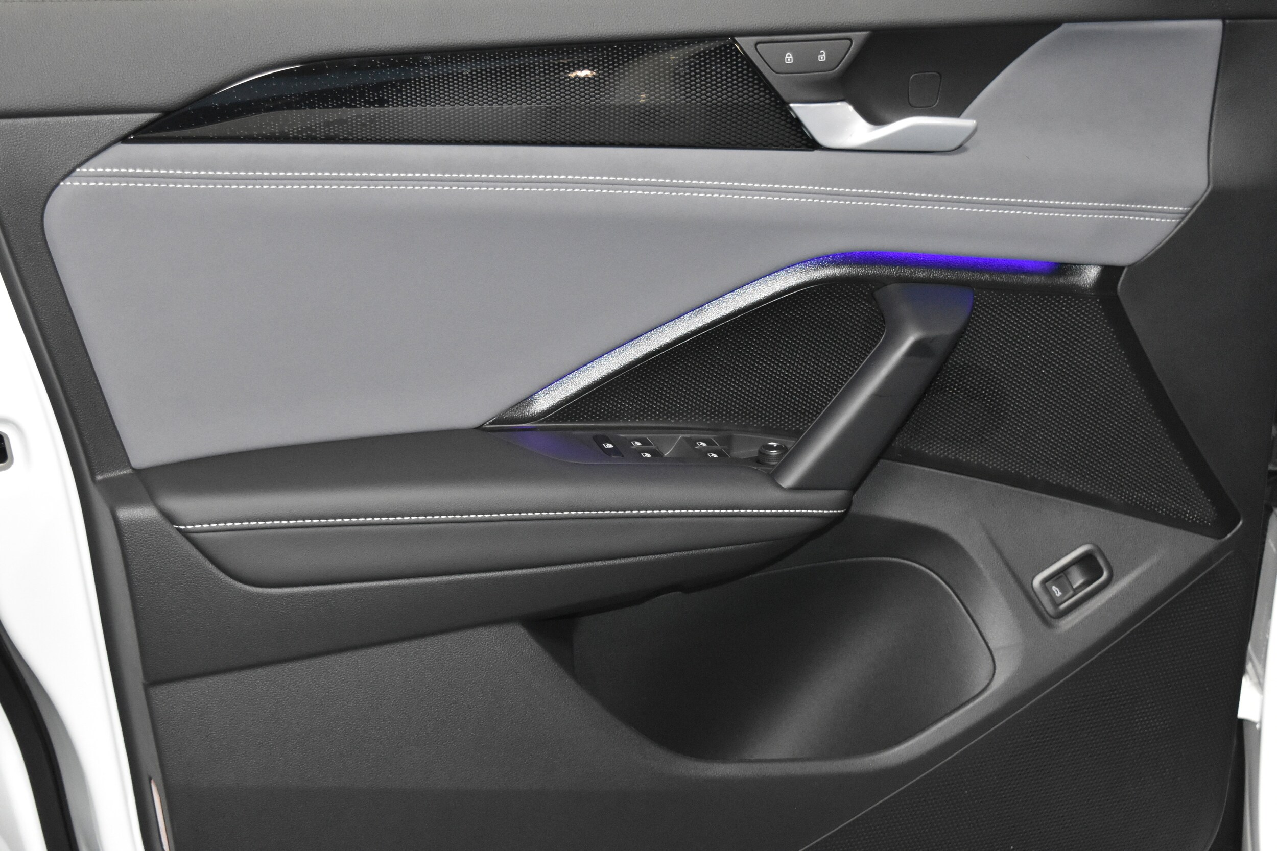 2026 Volkswagen Tiguan SE R-Line Black photo 4